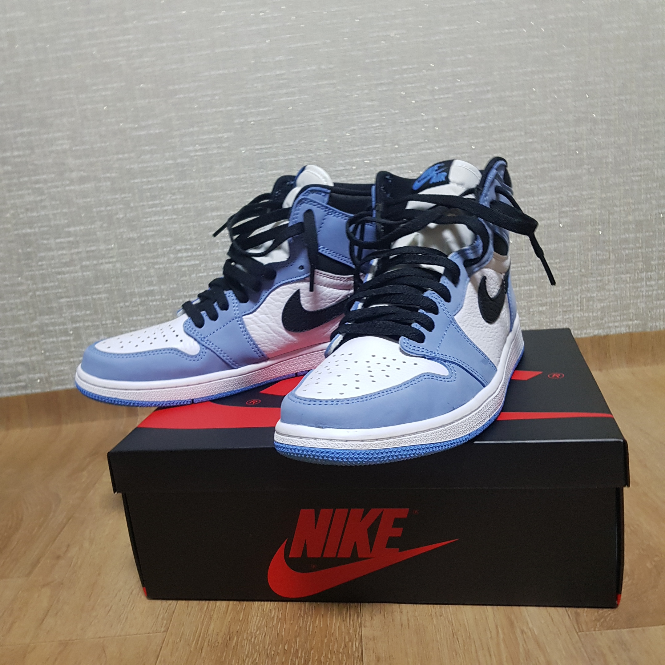 Jordan 1 Retro High OG University Blue 착용 스타일 - 1