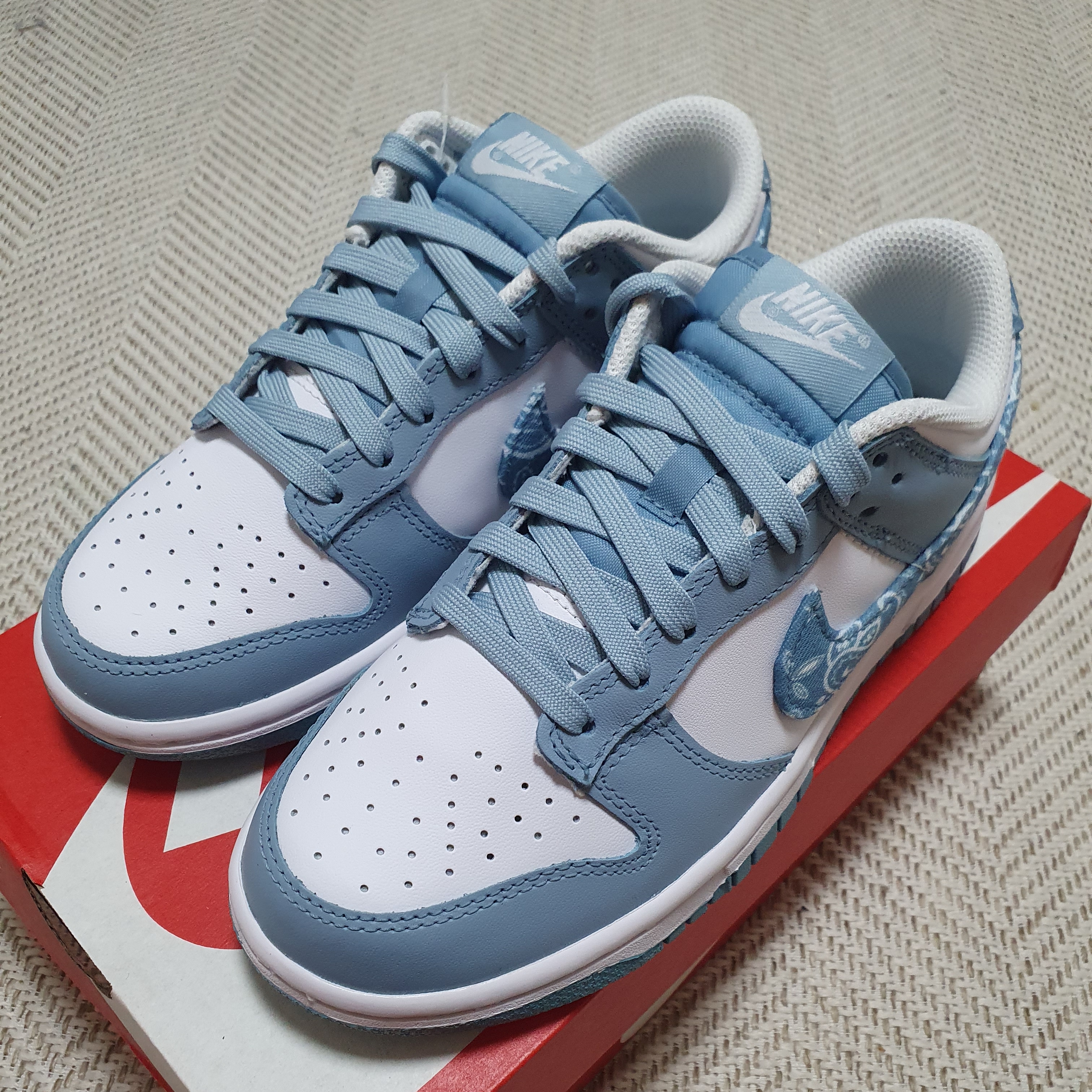(W) Nike Dunk Low Essential Blue Paisley 착용 스타일 - 2