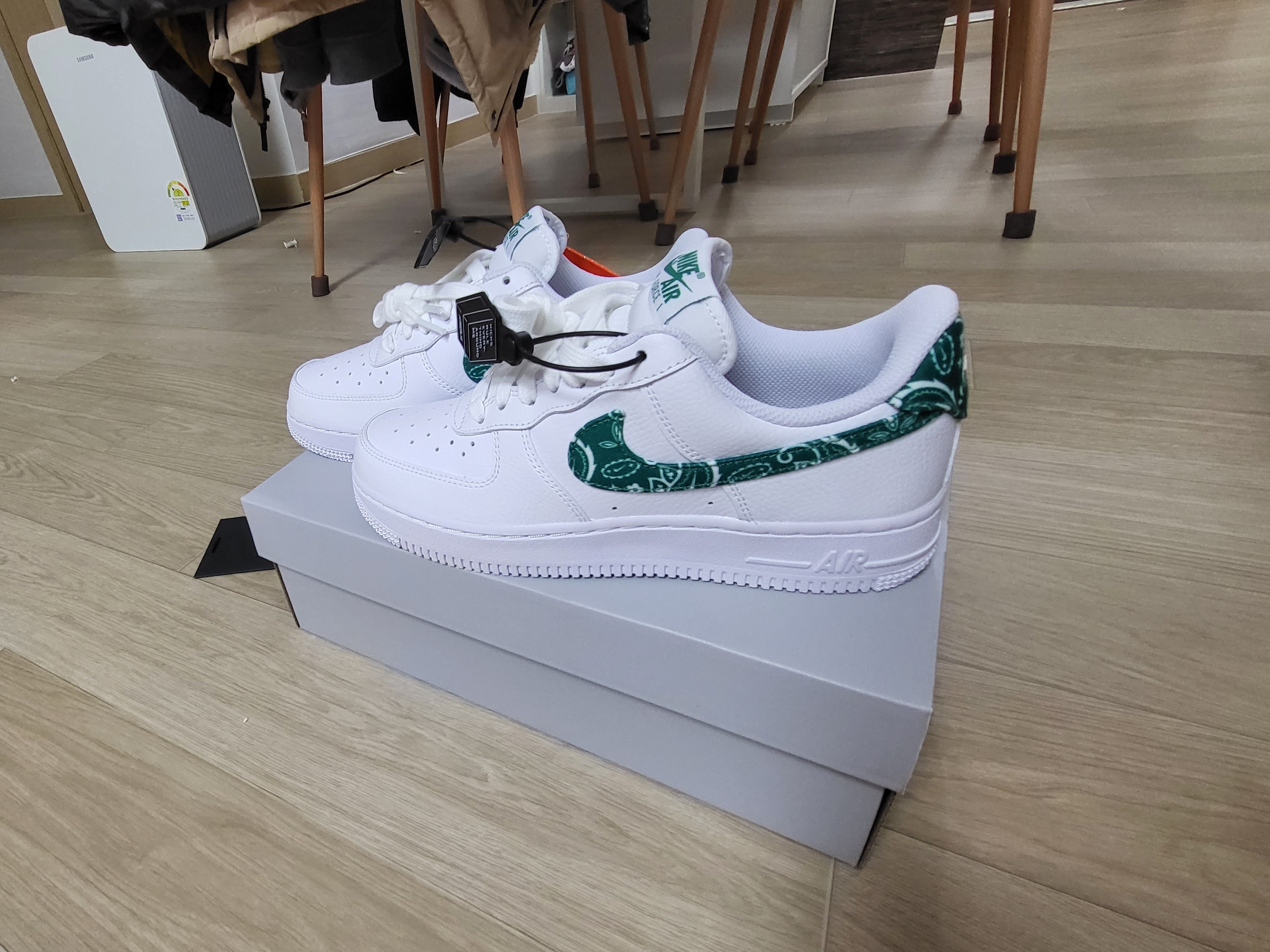 (W) Nike Air Force 1 '07 Essential Paisley Swoosh White Malachite 착용 스타일 - 3