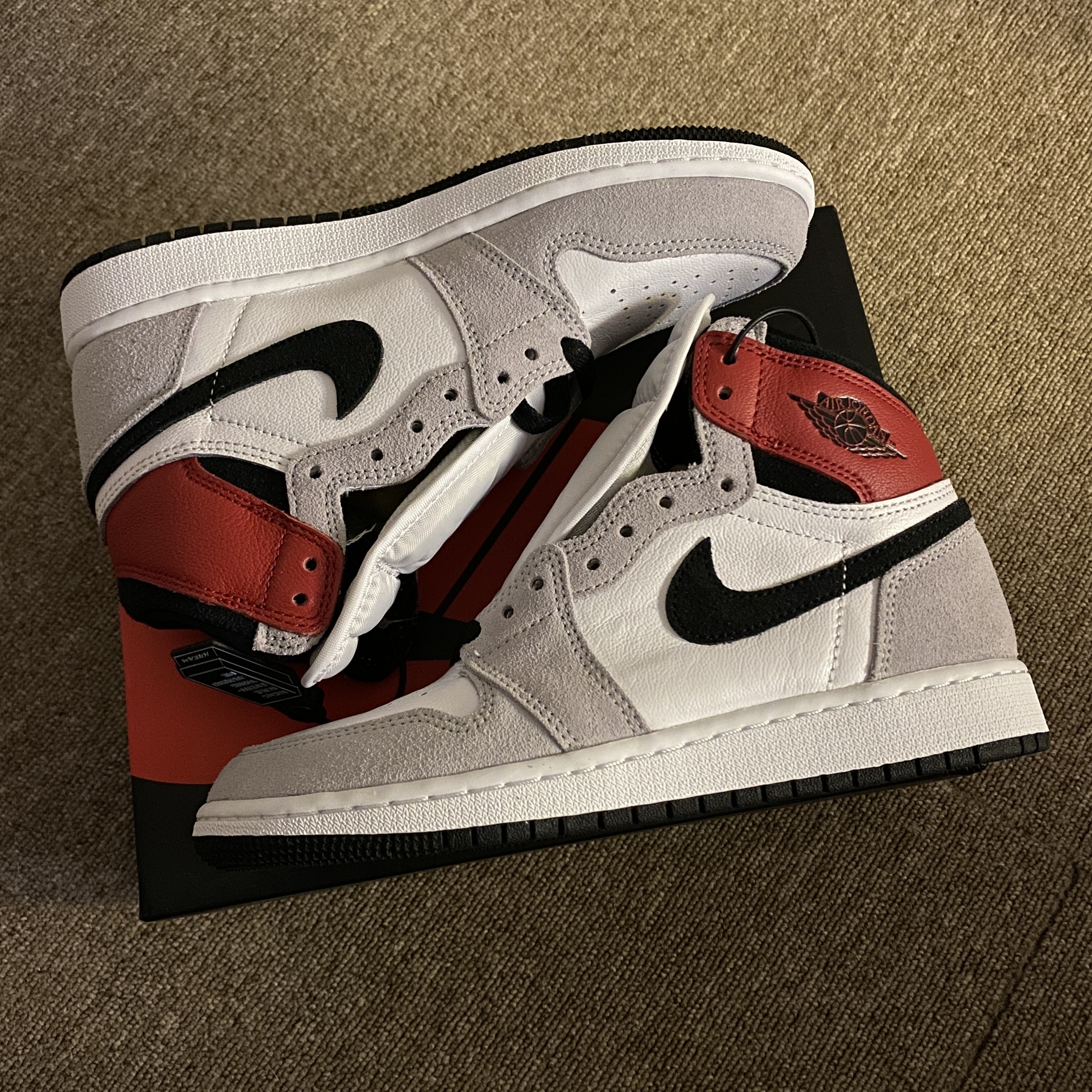 (GS) Jordan 1 Retro High OG Light Smoke Grey 착용 스타일 - 1