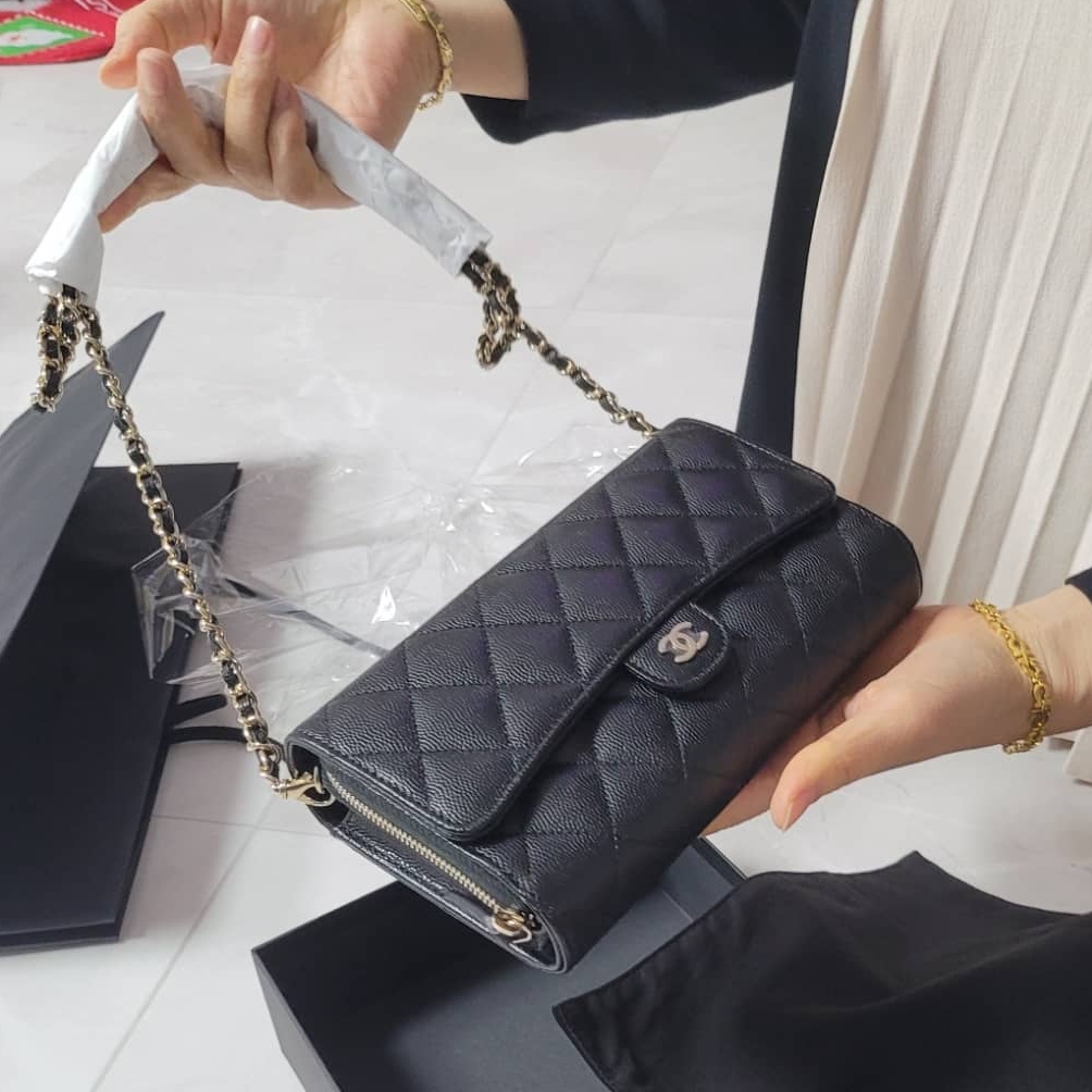 Chanel Classic Wallet On Chain Grained Calfskin & Gold Black 착용 스타일