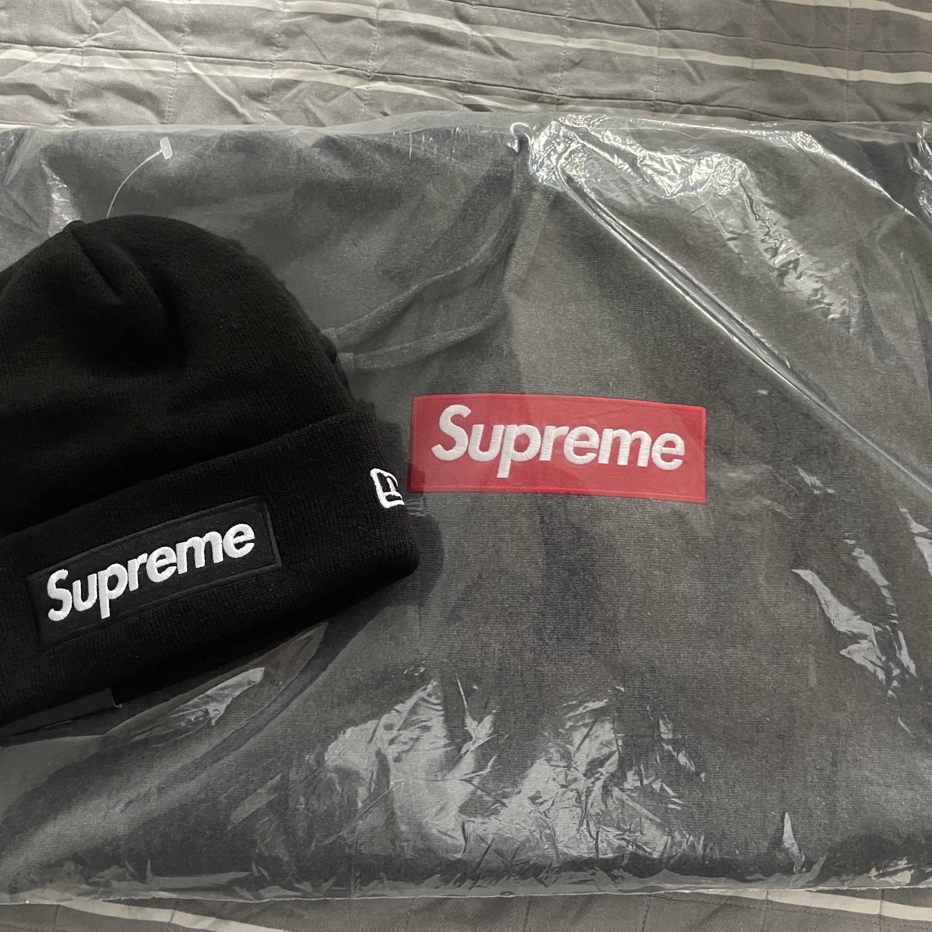 Supreme Box Logo Hooded Sweatshirt Charcoal - 21FW, Supreme New Era Box Logo Beanie Black - 21FW 착용 스타일