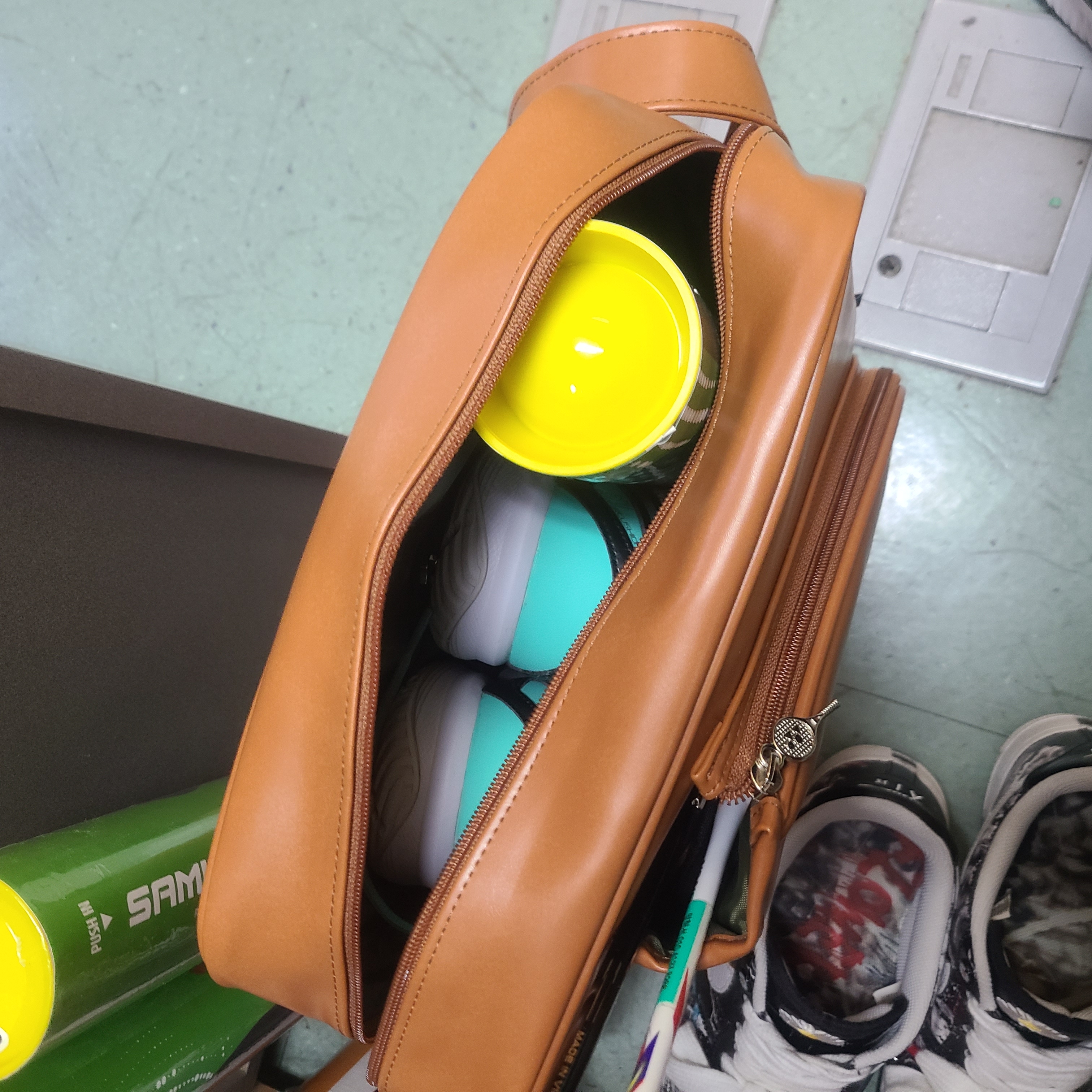 IAB Studio x Yonex Racquet Bag Caramel 착용 스타일 - 2