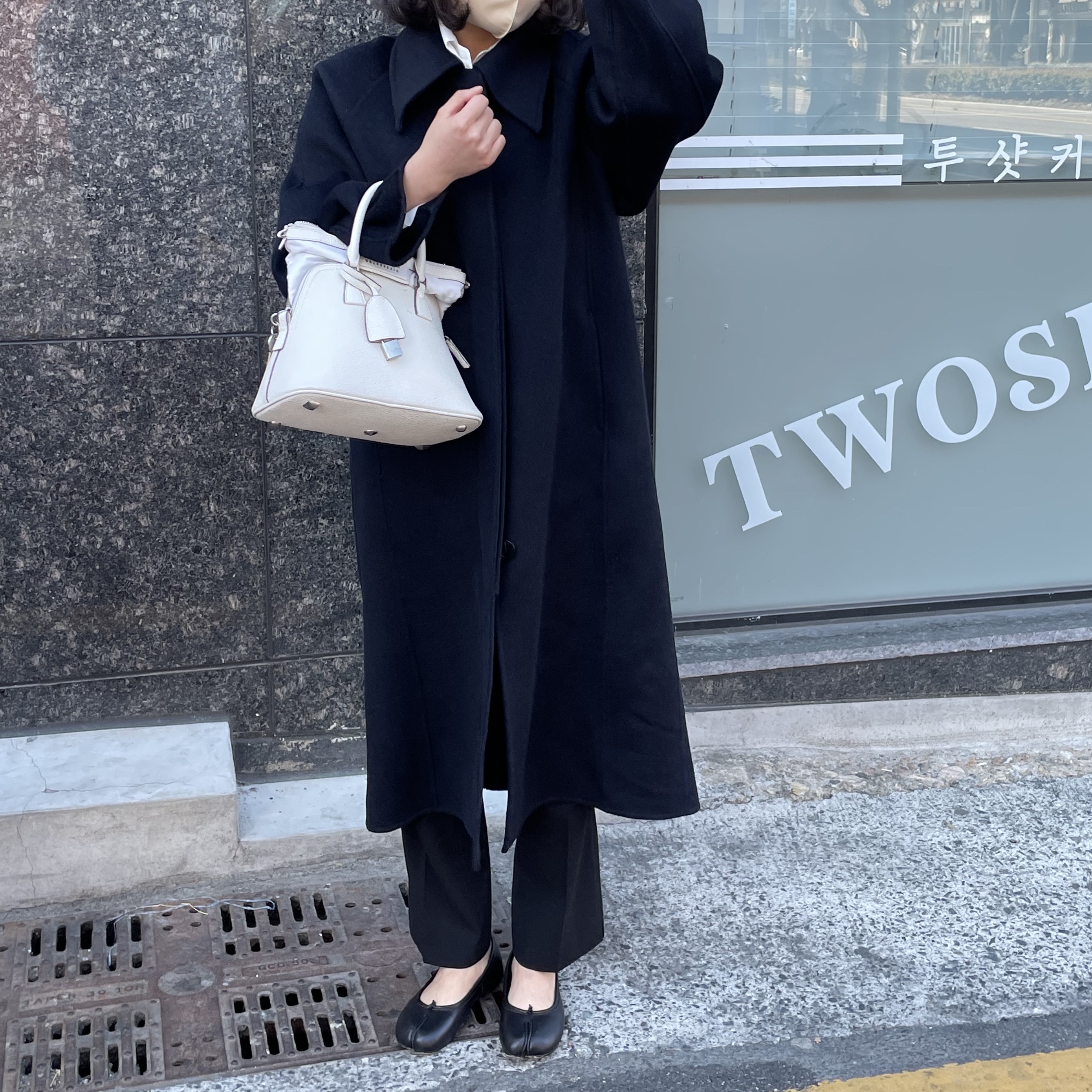 Maison Margiela 5AC Classique Medium Bag Greige, (W) Maison Margiela Tabi Ballerina Shoes Black 착용 스타일