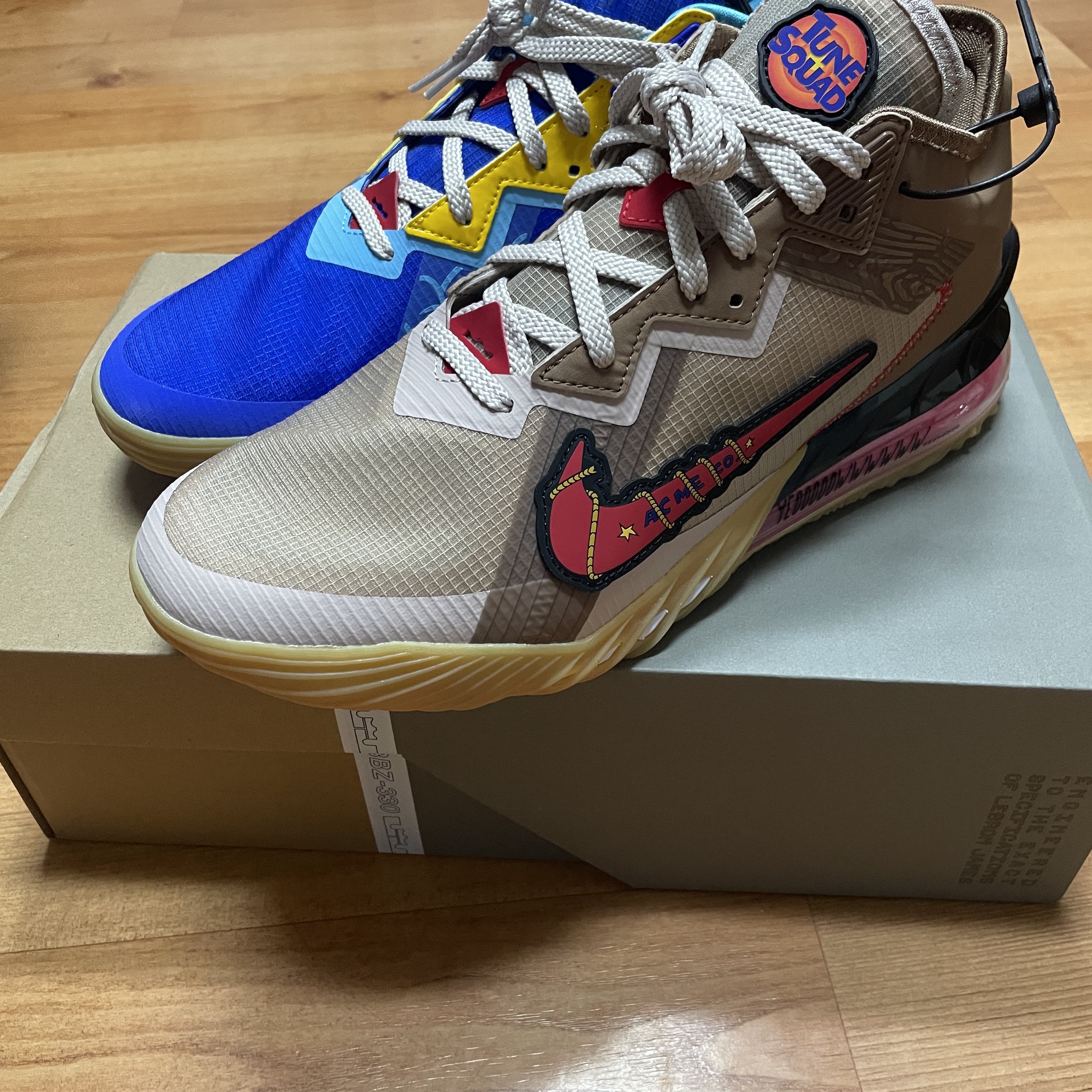 Nike LeBron 18 Low Wile E. vs Roadrunner 착용 스타일 - 3