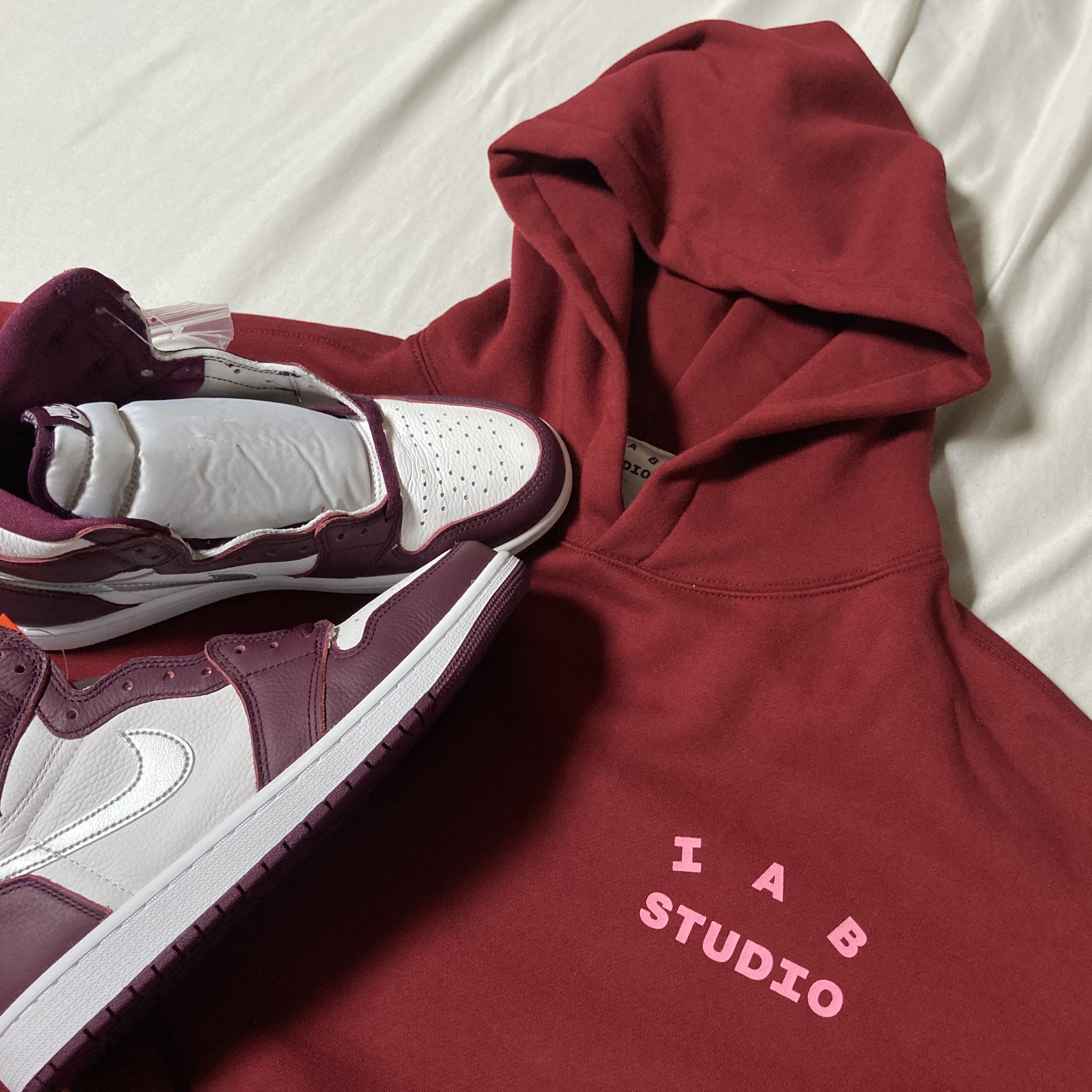 Jordan 1 Retro High OG Bordeaux, IAB Studio Hoodie Raspberry 착용 스타일