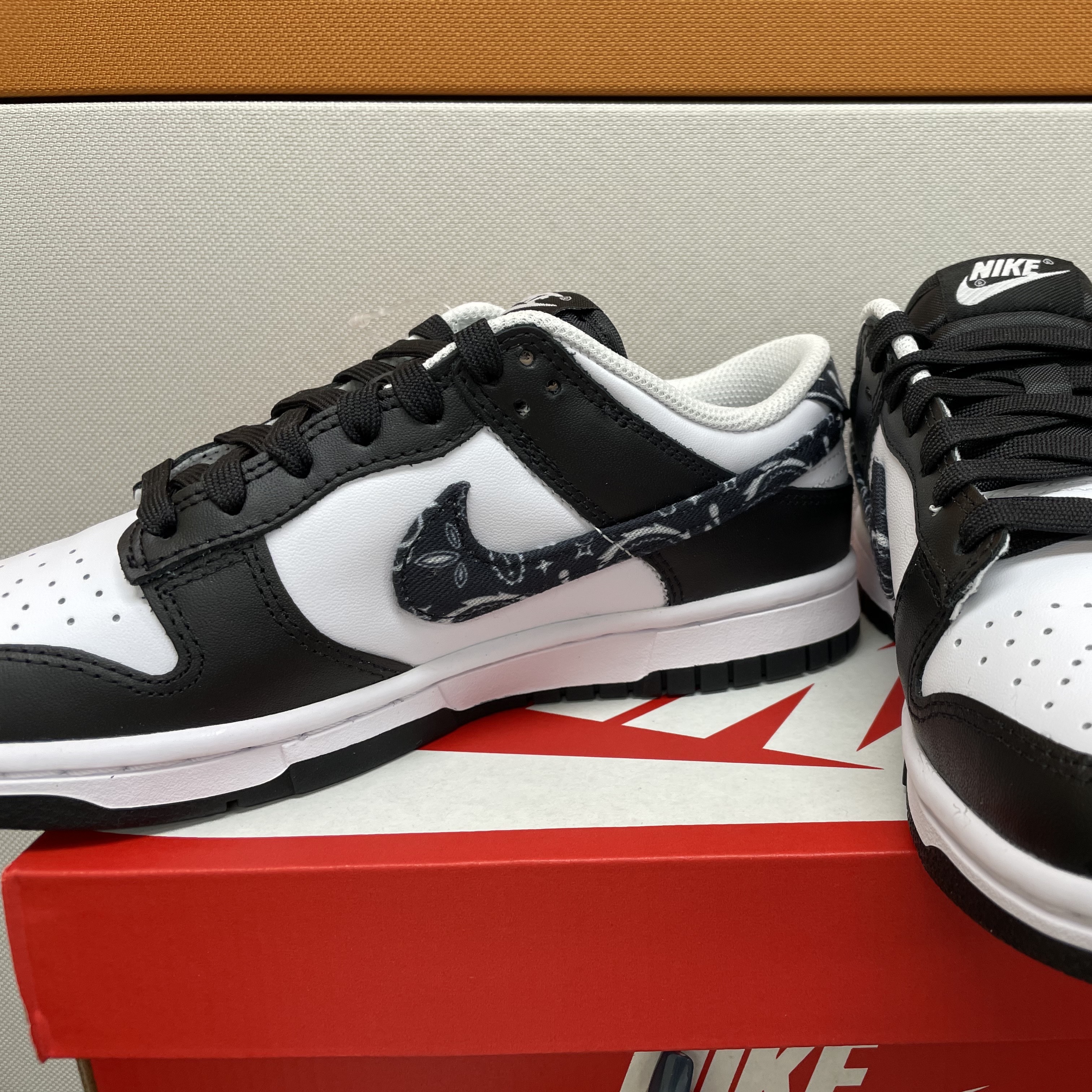 (W) Nike Dunk Low Essential Black Paisley 착용 스타일