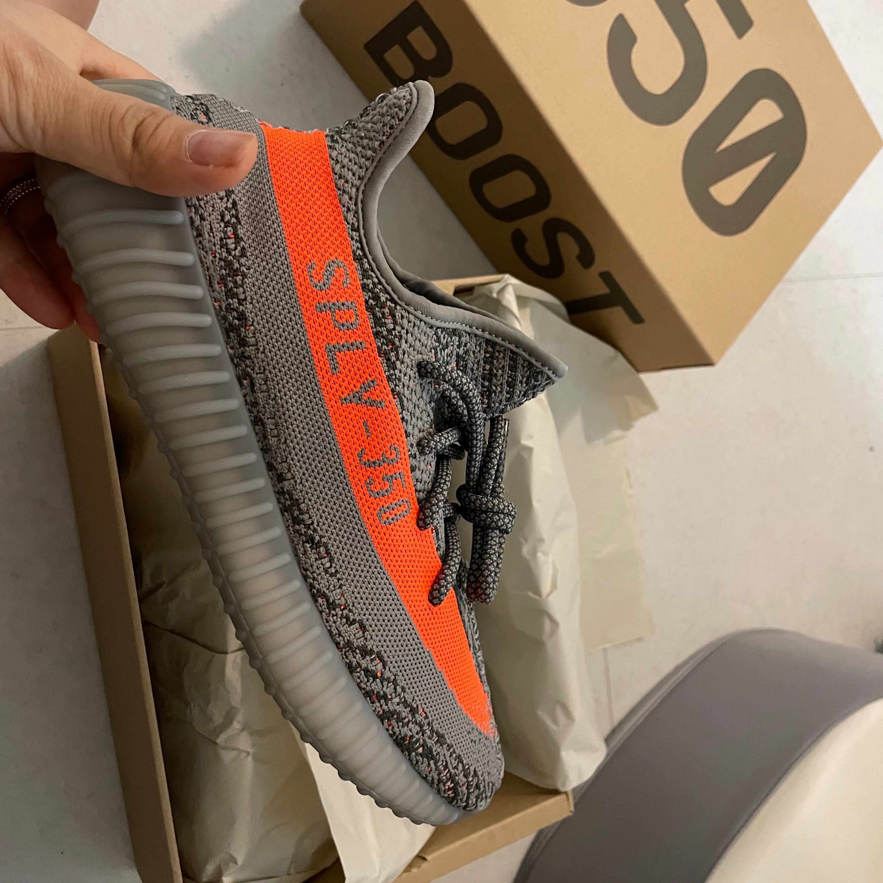 Adidas Yeezy Boost 350 V2 Beluga - Reflective 착용 스타일