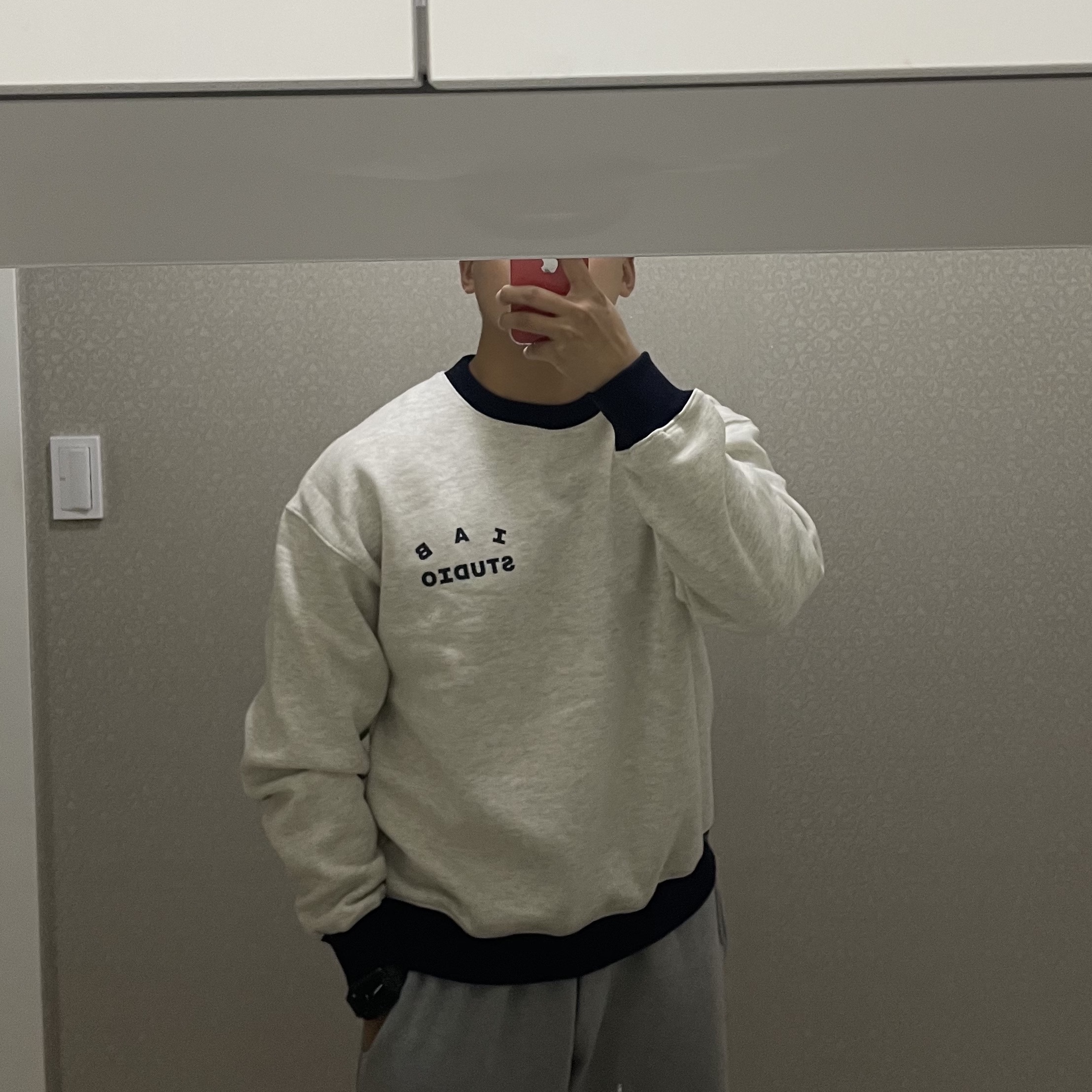 IAB Studio Sweatshirt Oatmeal Navy 착용 스타일