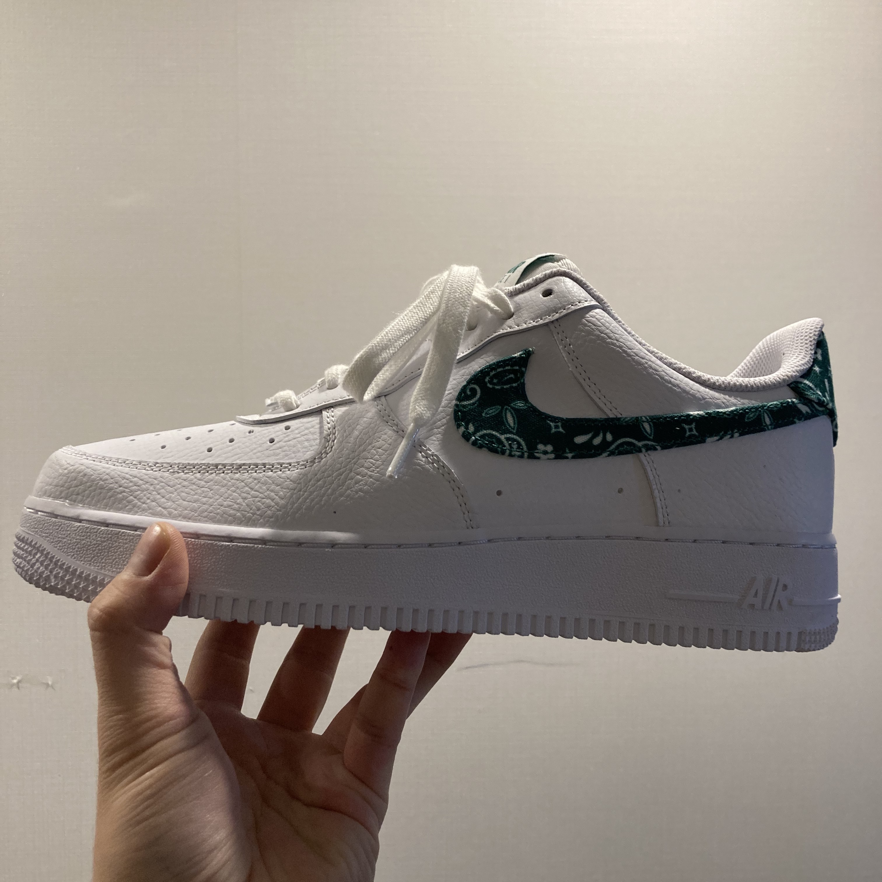 (W) Nike Air Force 1 '07 Essential Paisley Swoosh White Malachite 착용 스타일 - 2