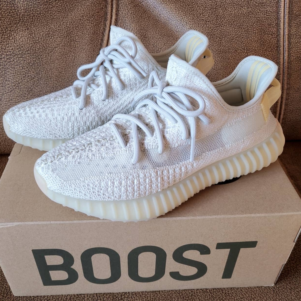 Adidas Yeezy Boost 350 V2 Light 착용 스타일 - 2