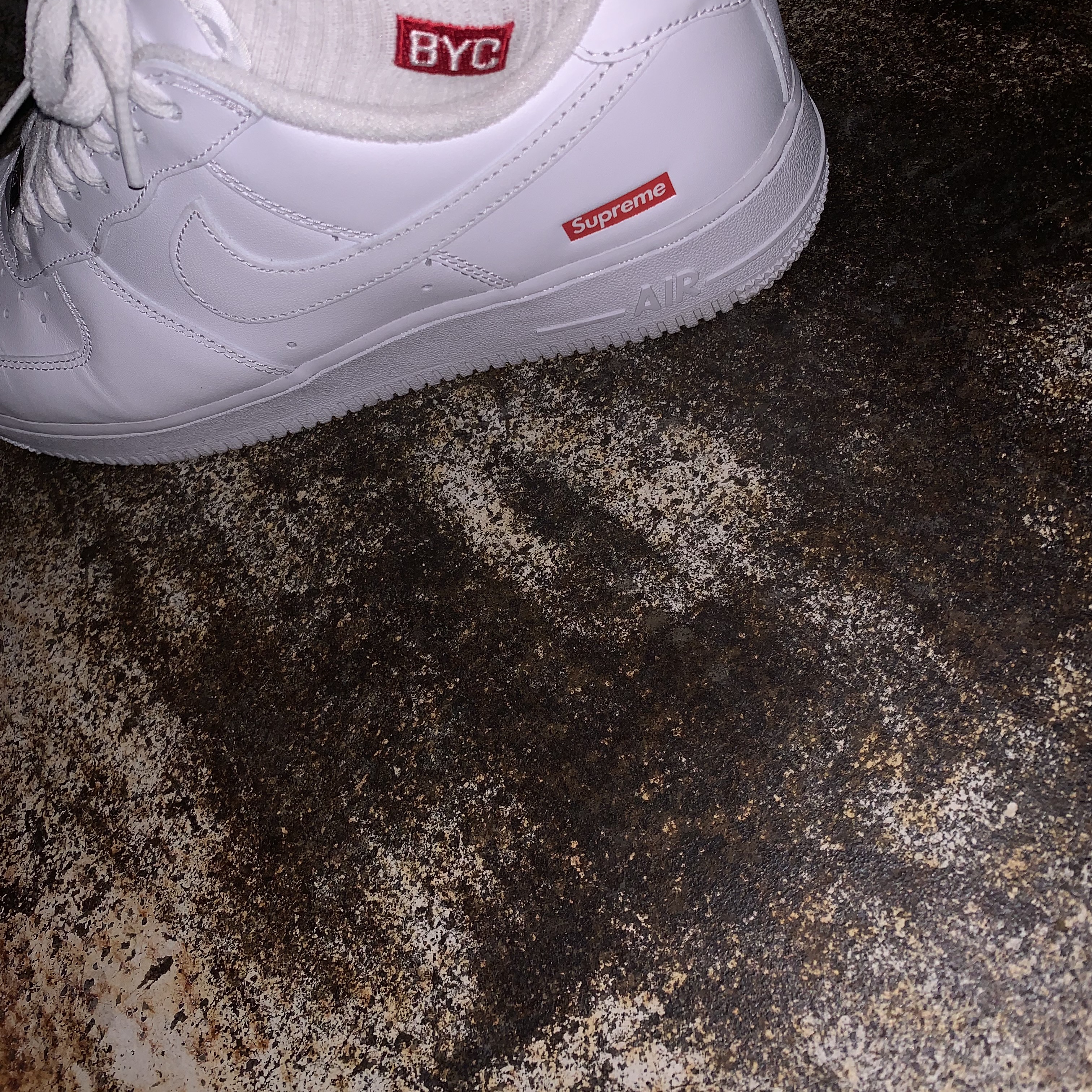 Nike x Supreme Air Force 1 Low White 착용 스타일 - 3