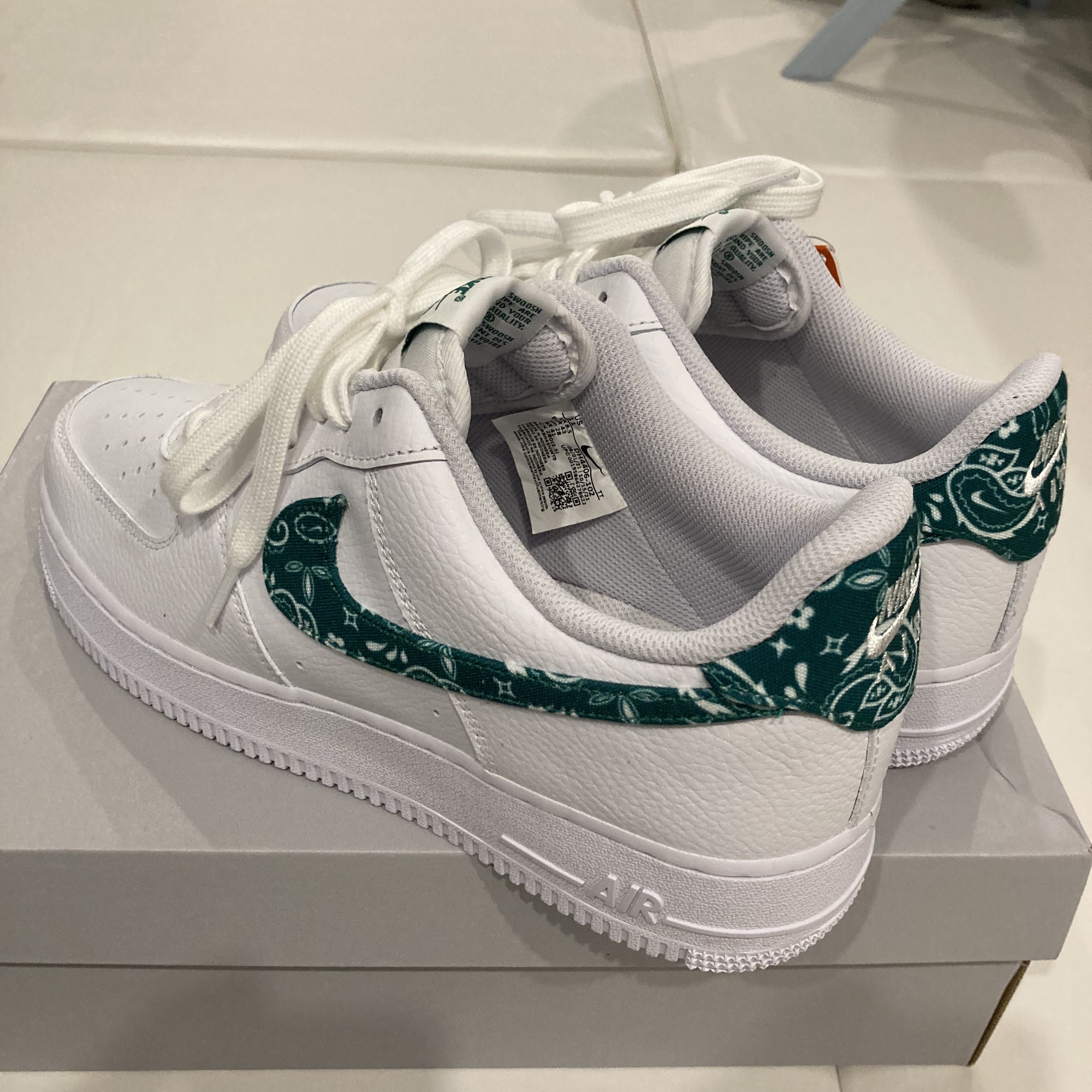 (W) Nike Air Force 1 '07 Essential Paisley Swoosh White Malachite 착용 스타일 - 1