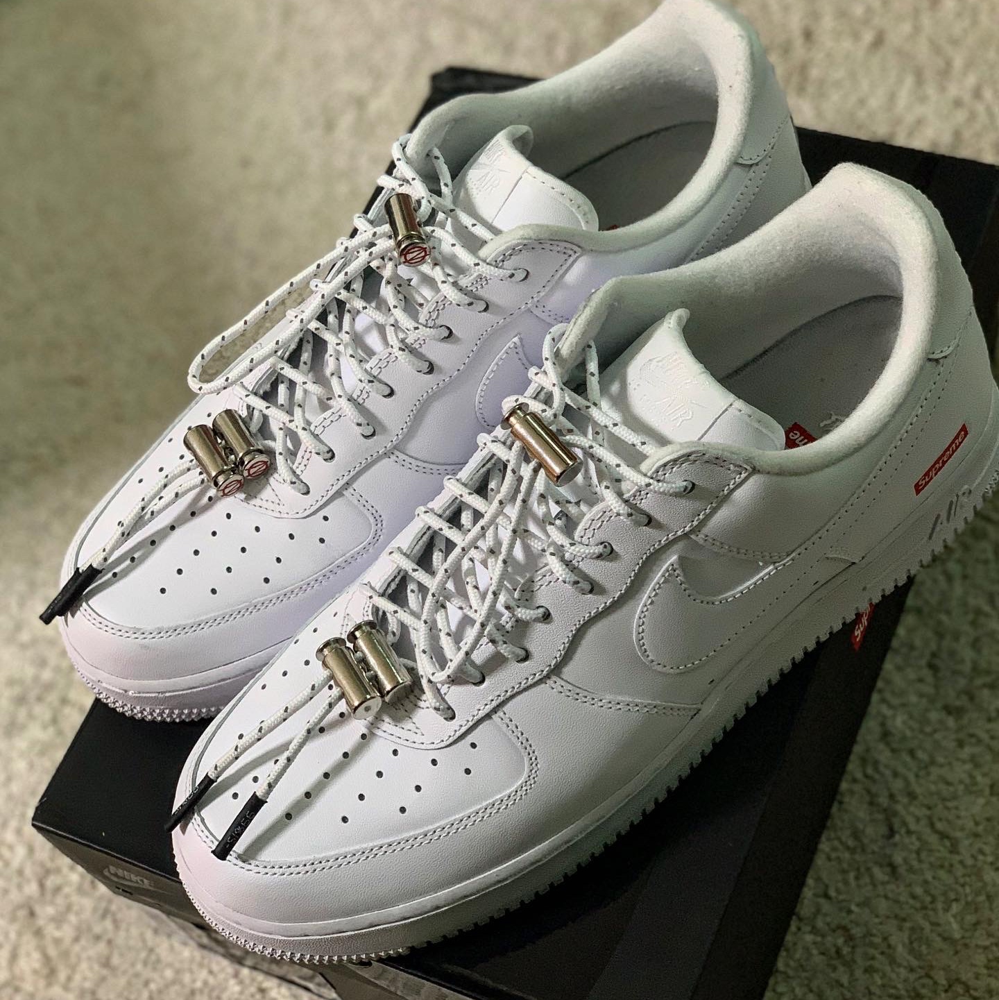 Nike x Supreme Air Force 1 Low White 착용 스타일 - 3