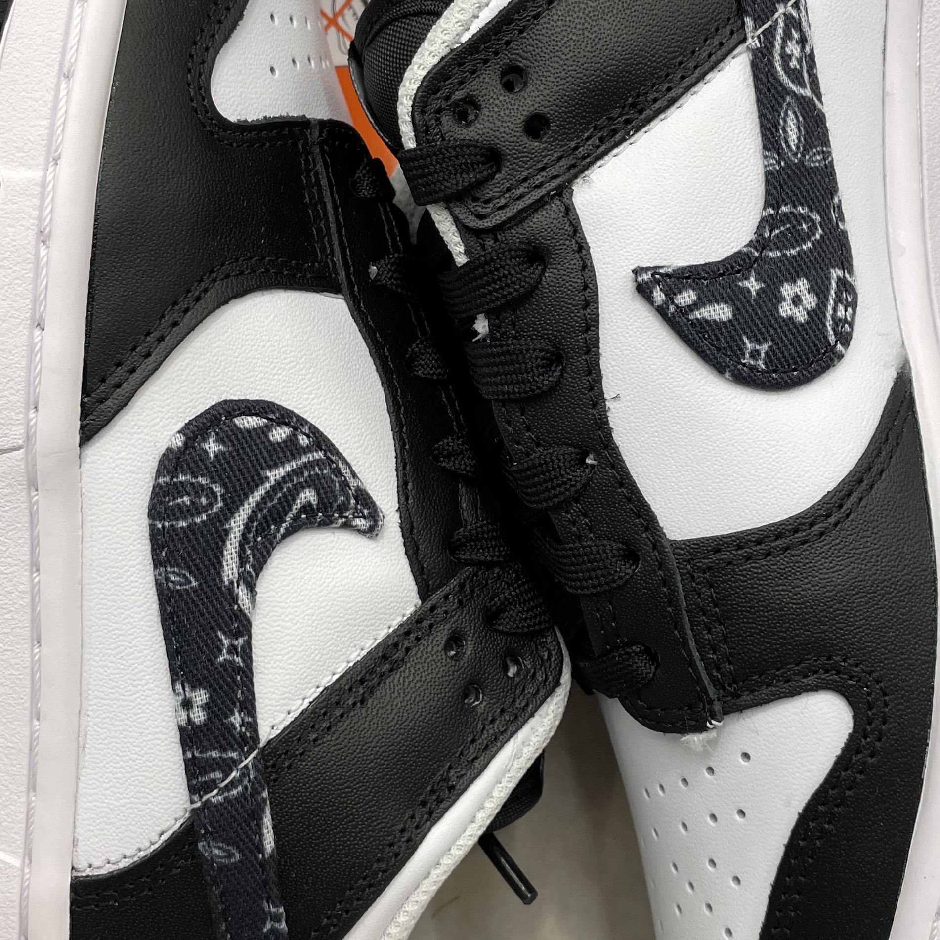 (W) Nike Dunk Low Essential Black Paisley 착용 스타일