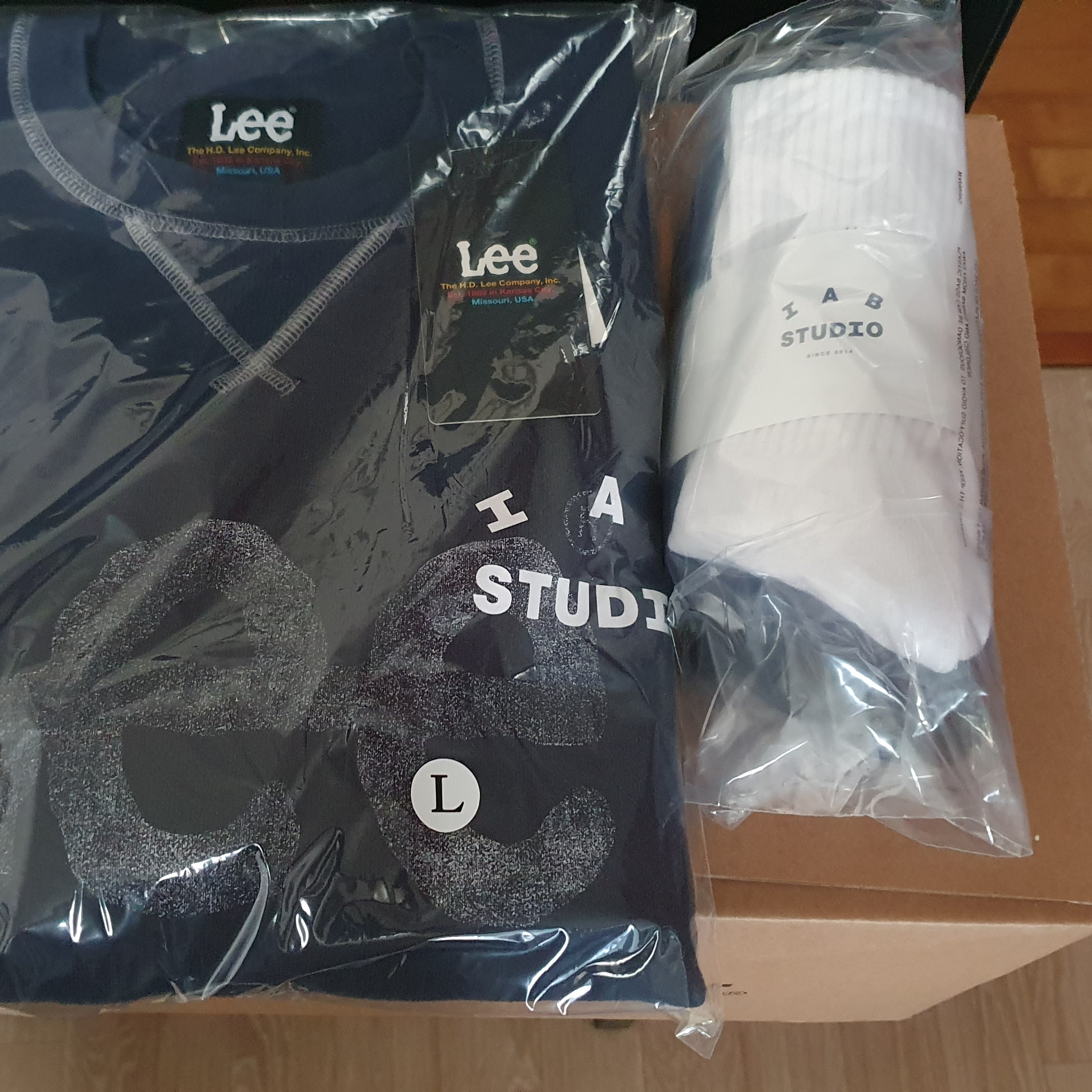 IAB Studio x Lee Pigment Sweatshirt Indigo Navy, IAB Studio Socks Pack Black Navy White 착용 스타일