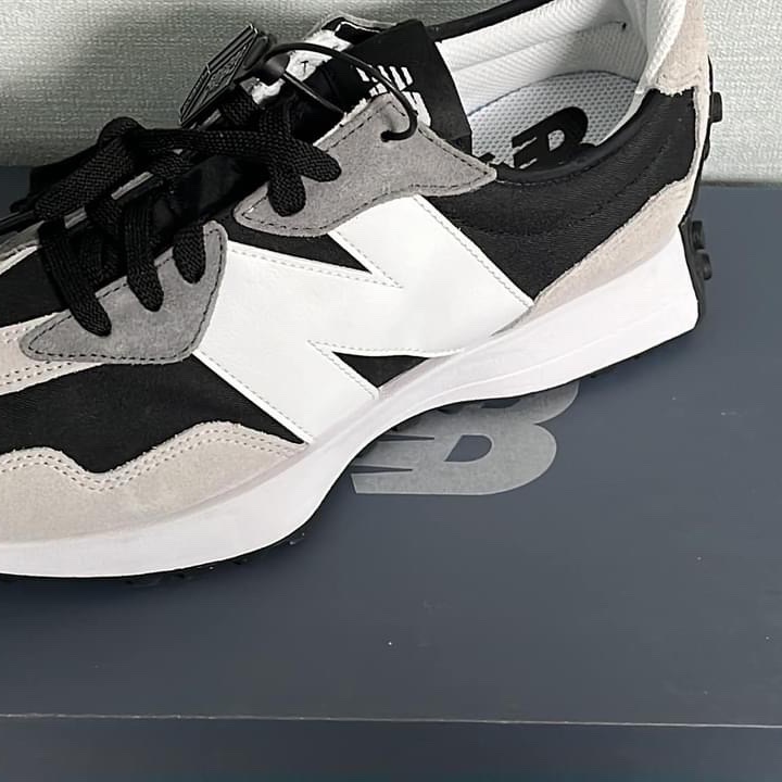 New Balance 327 Black Grey 착용 스타일