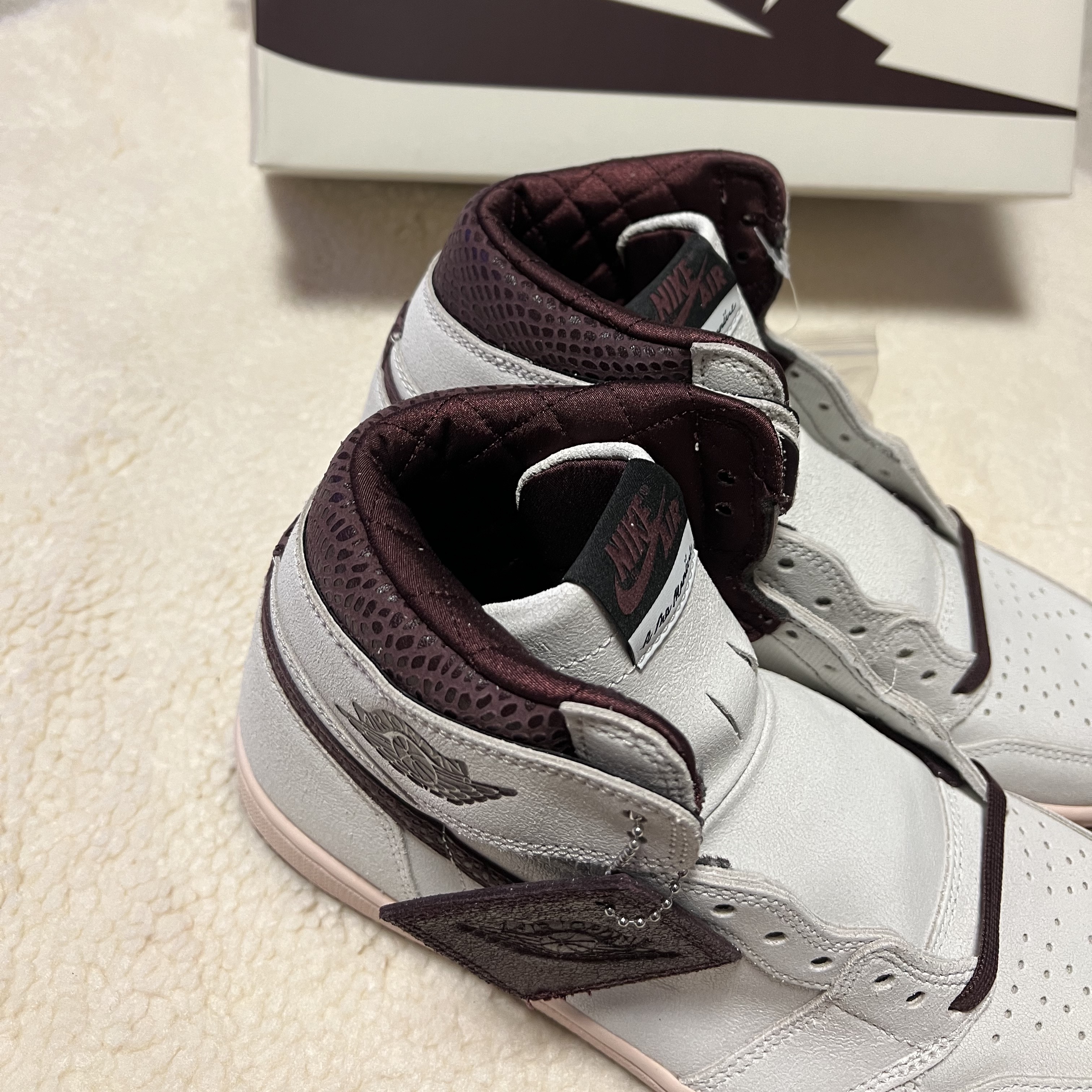 Jordan 1 x A Ma Maniere Retro High OG SP Sail and Burgundy 착용 스타일 - 4