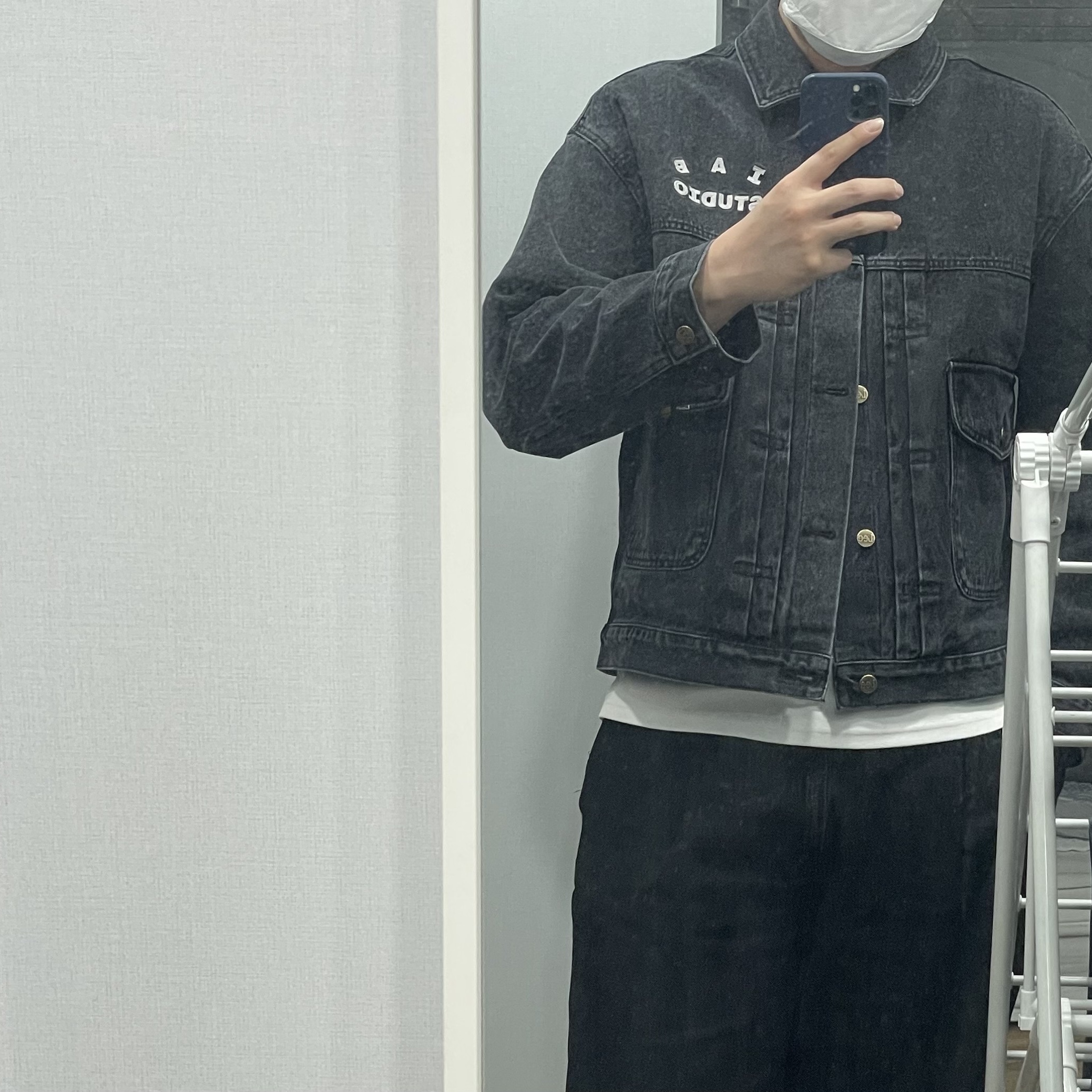IAB Studio x Lee Denim Jacket Black 착용 스타일 - 2