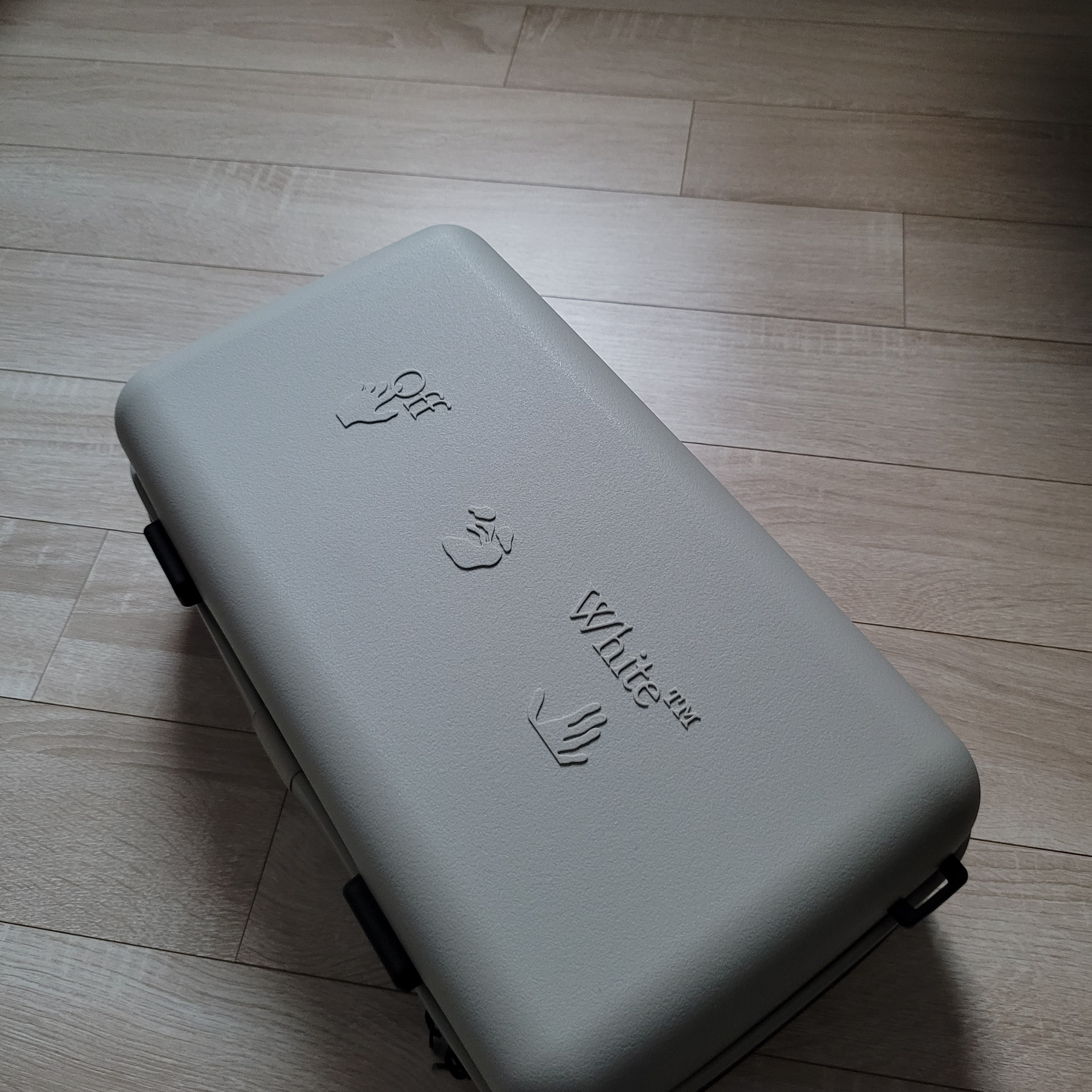 Off-White x Amore Pacific Protection Box (Without Cosmetics) 착용 스타일 - 1