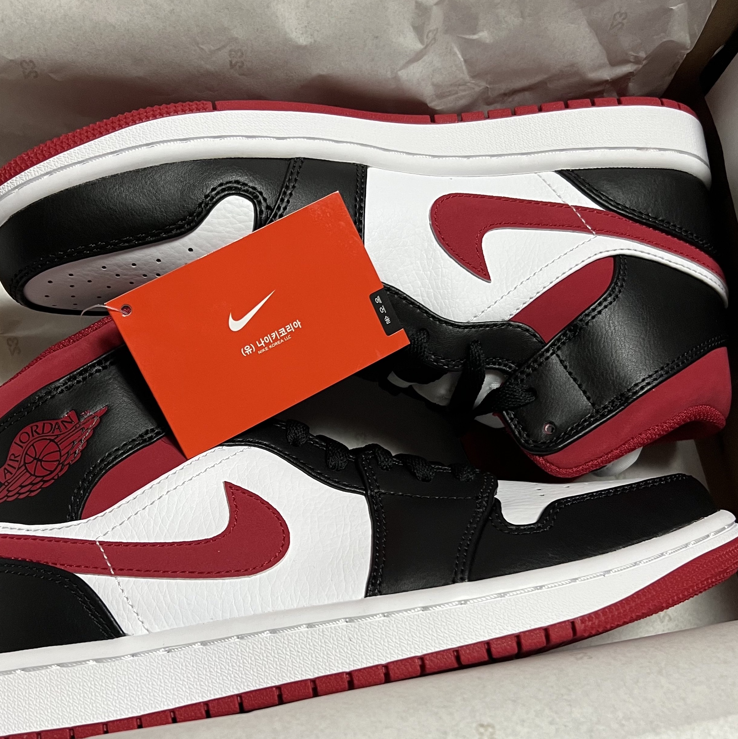 Jordan 1 Mid Gym Red Black White 착용 스타일