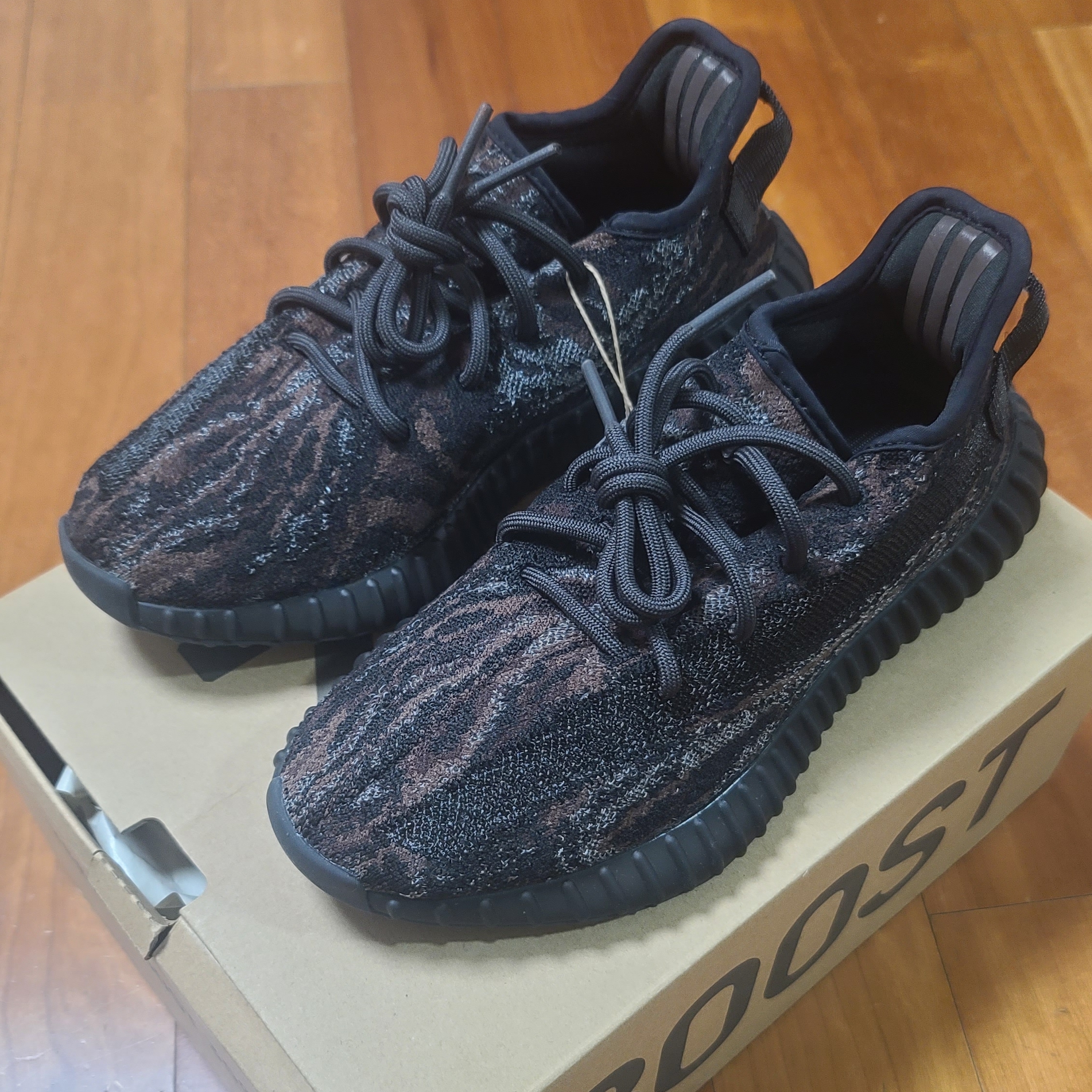 Adidas Yeezy Boost 350 V2 MX Rock 착용 스타일