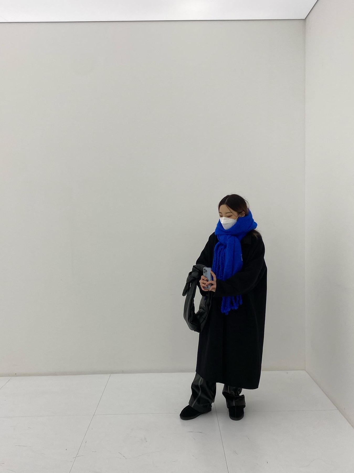 Ader Error x Zara Leather Shoulder Bag with Knot Black 착용 스타일 - 3