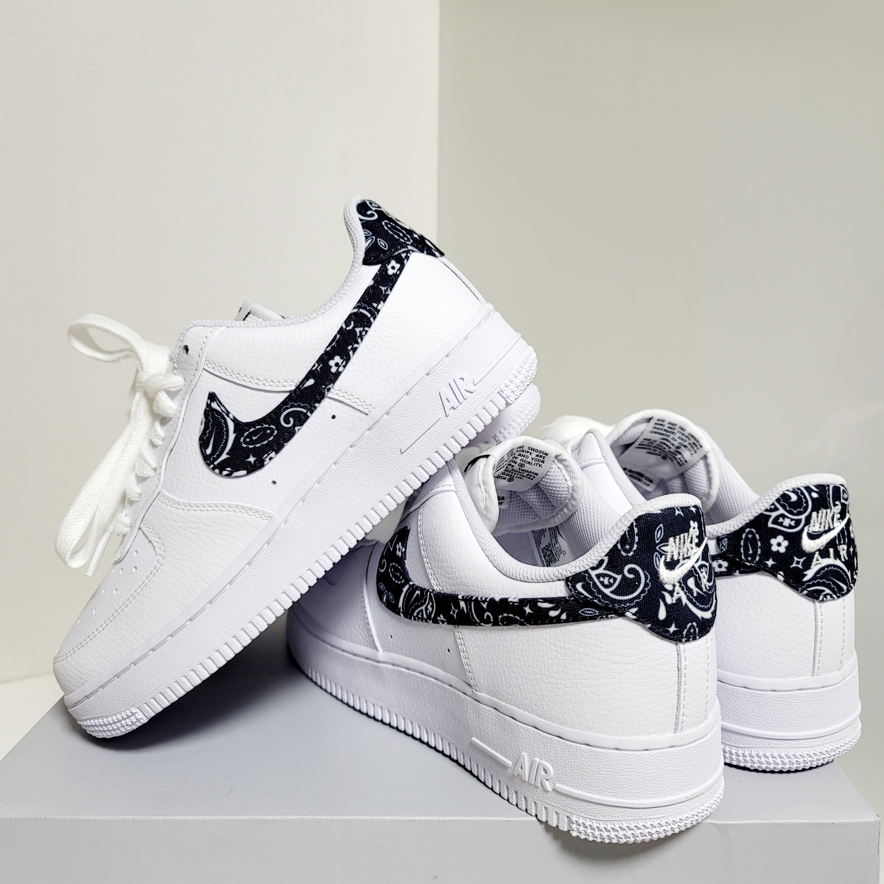 (W) Nike Air Force 1 '07 Essential Paisley Swoosh White Black 착용 스타일