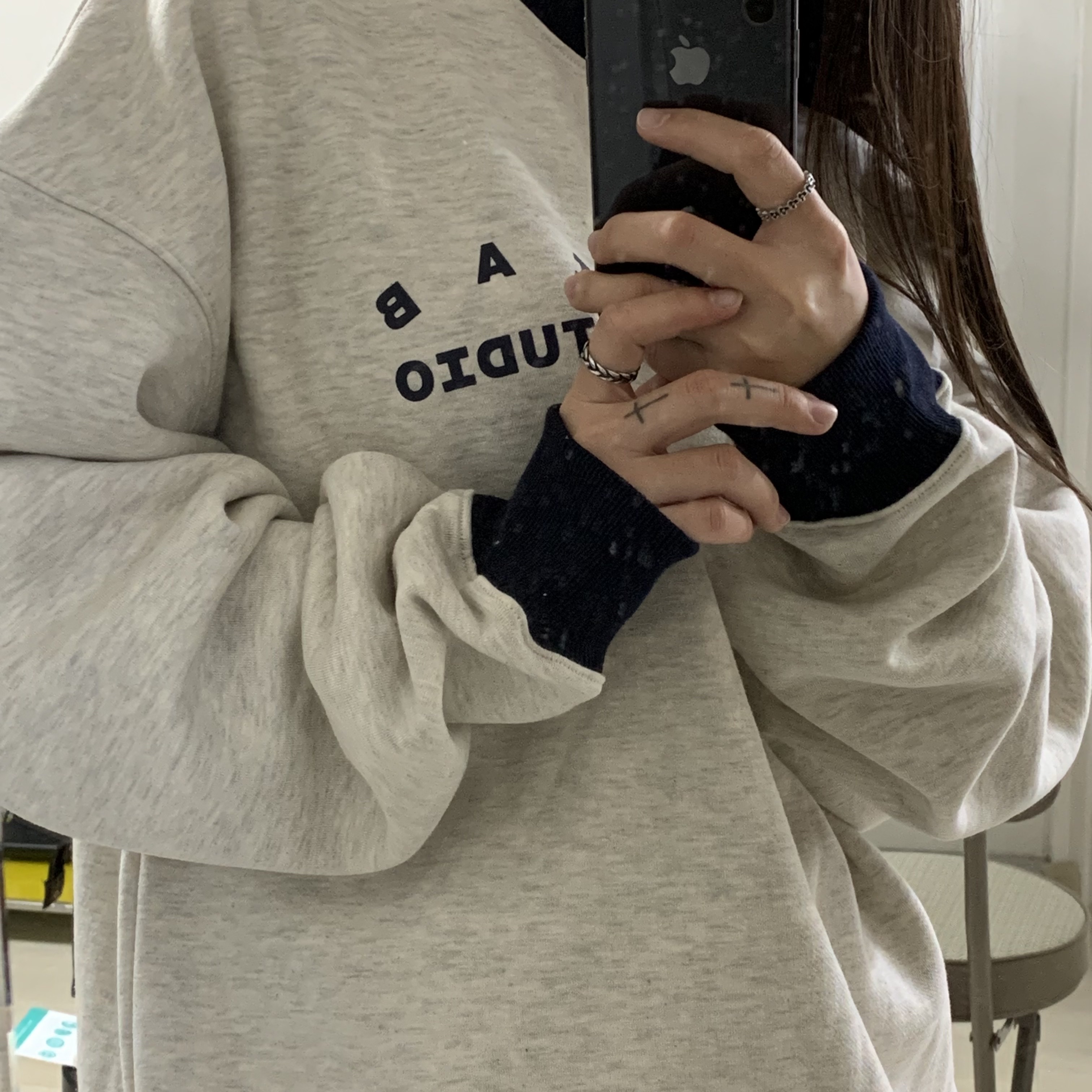IAB Studio Sweatshirt Oatmeal Navy 착용 스타일