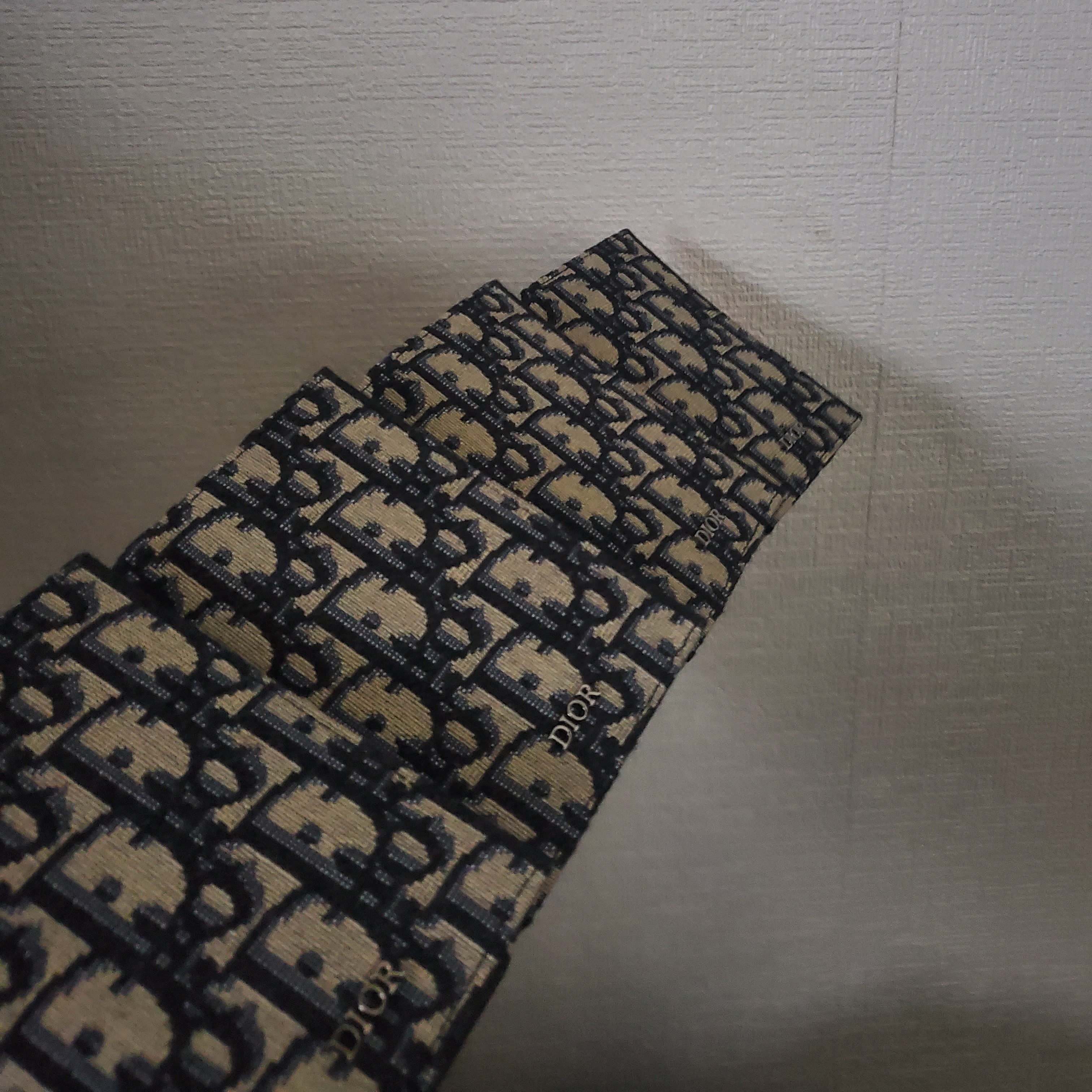 Dior Bi-Fold Card Holder Beige & Black Dior Oblique Jacquard 착용 스타일