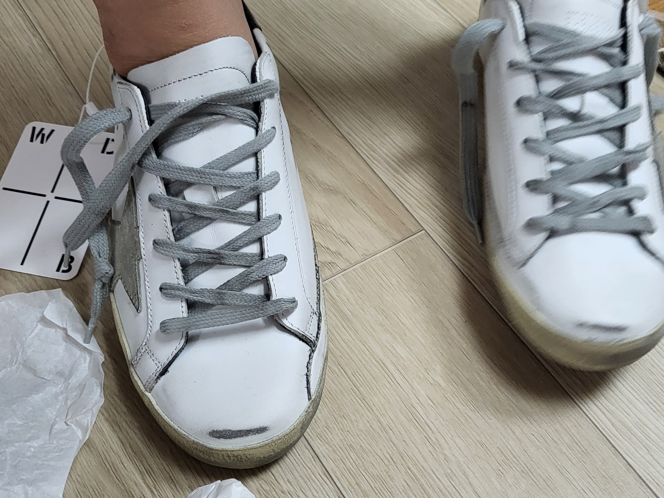 (W) Golden Goose Superstar White Black Heel Tab Sneakers 착용 스타일 - 3