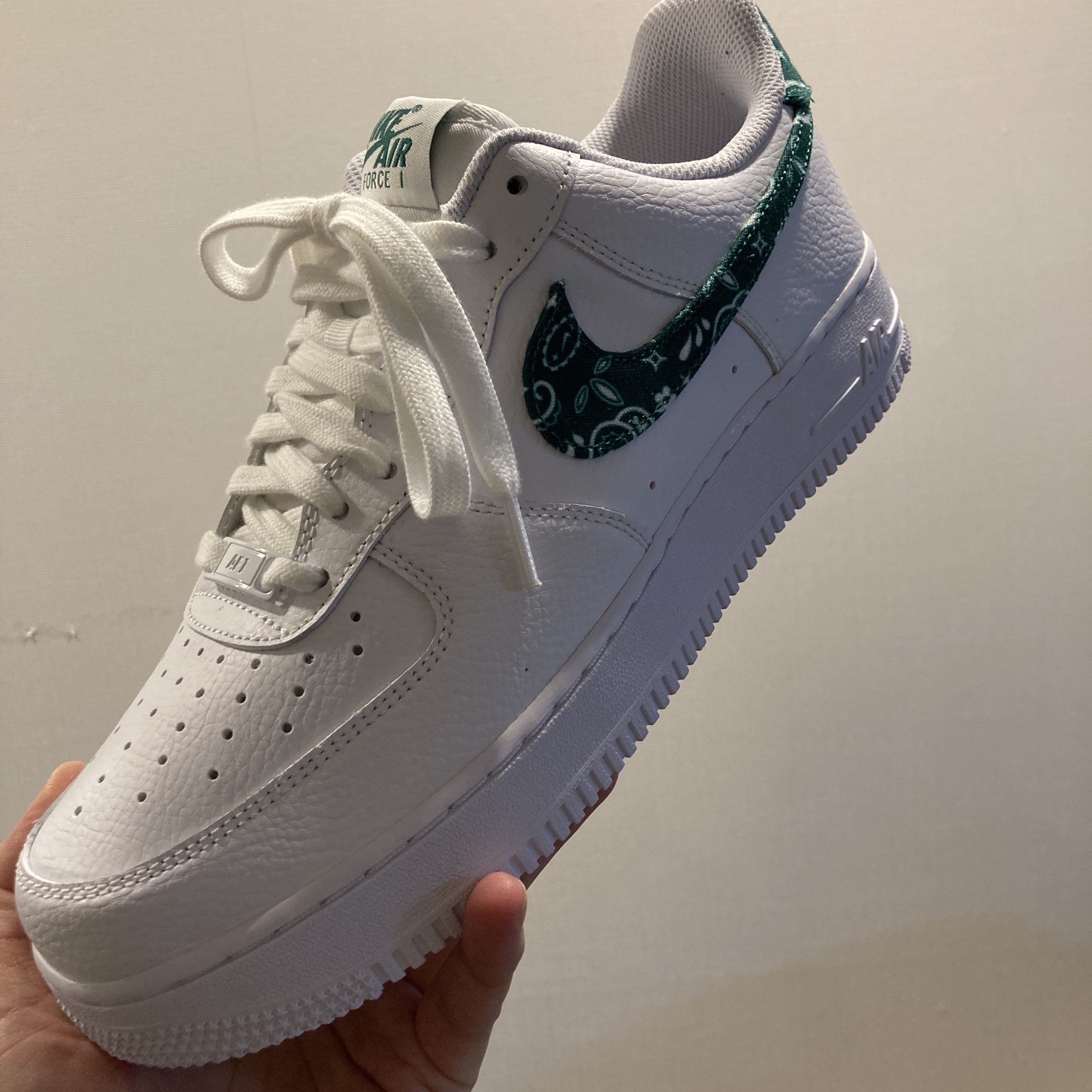 (W) Nike Air Force 1 '07 Essential Paisley Swoosh White Malachite 착용 스타일 - 3