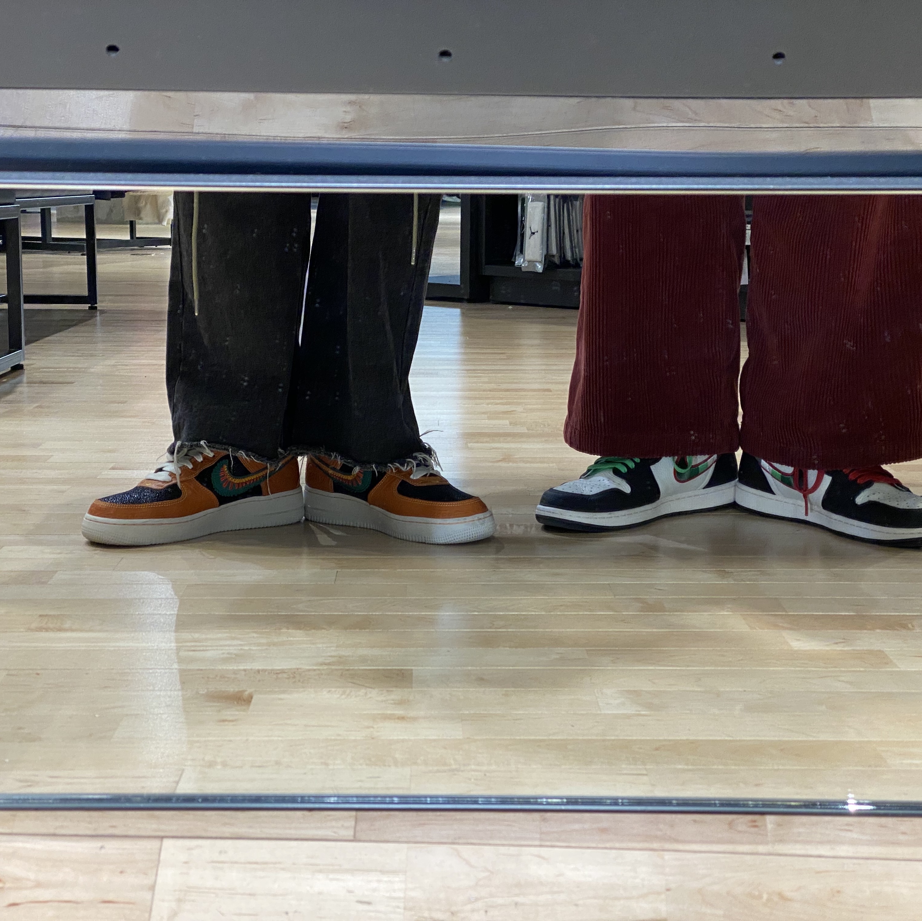 Jordan 1 Retro High OG A Star Is Born, Nike Air Force 1 '07 LX Siempre Familia 착용 스타일