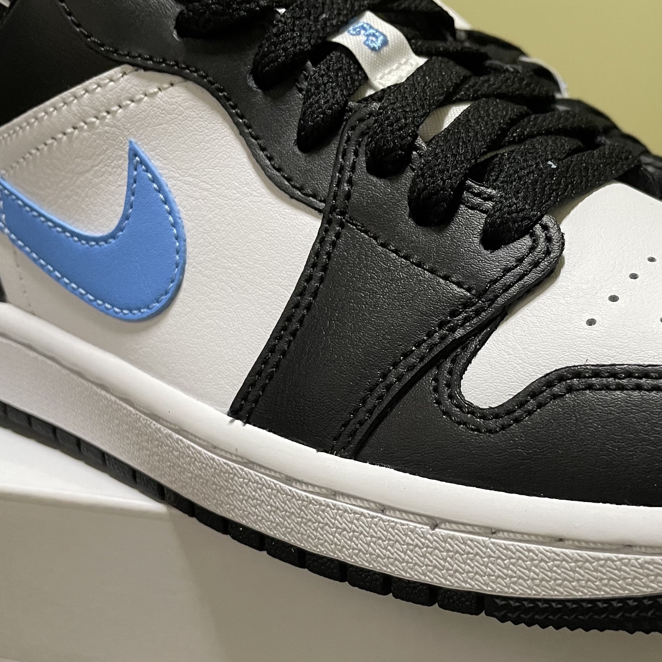 (W) Jordan 1 Low Black University Blue 착용 스타일 - 1