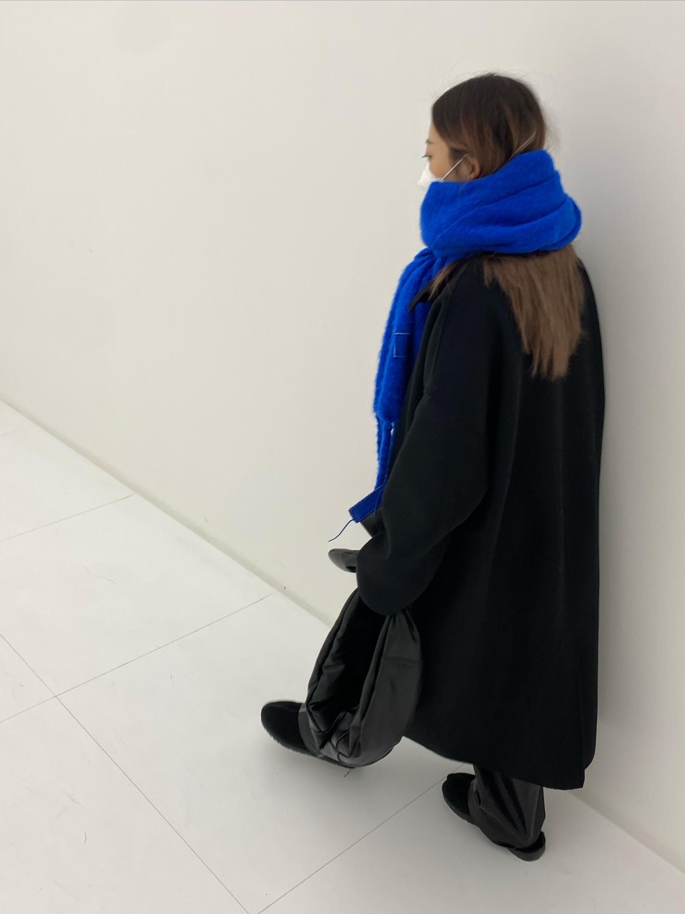 Ader Error x Zara Leather Shoulder Bag with Knot Black 착용 스타일 - 2