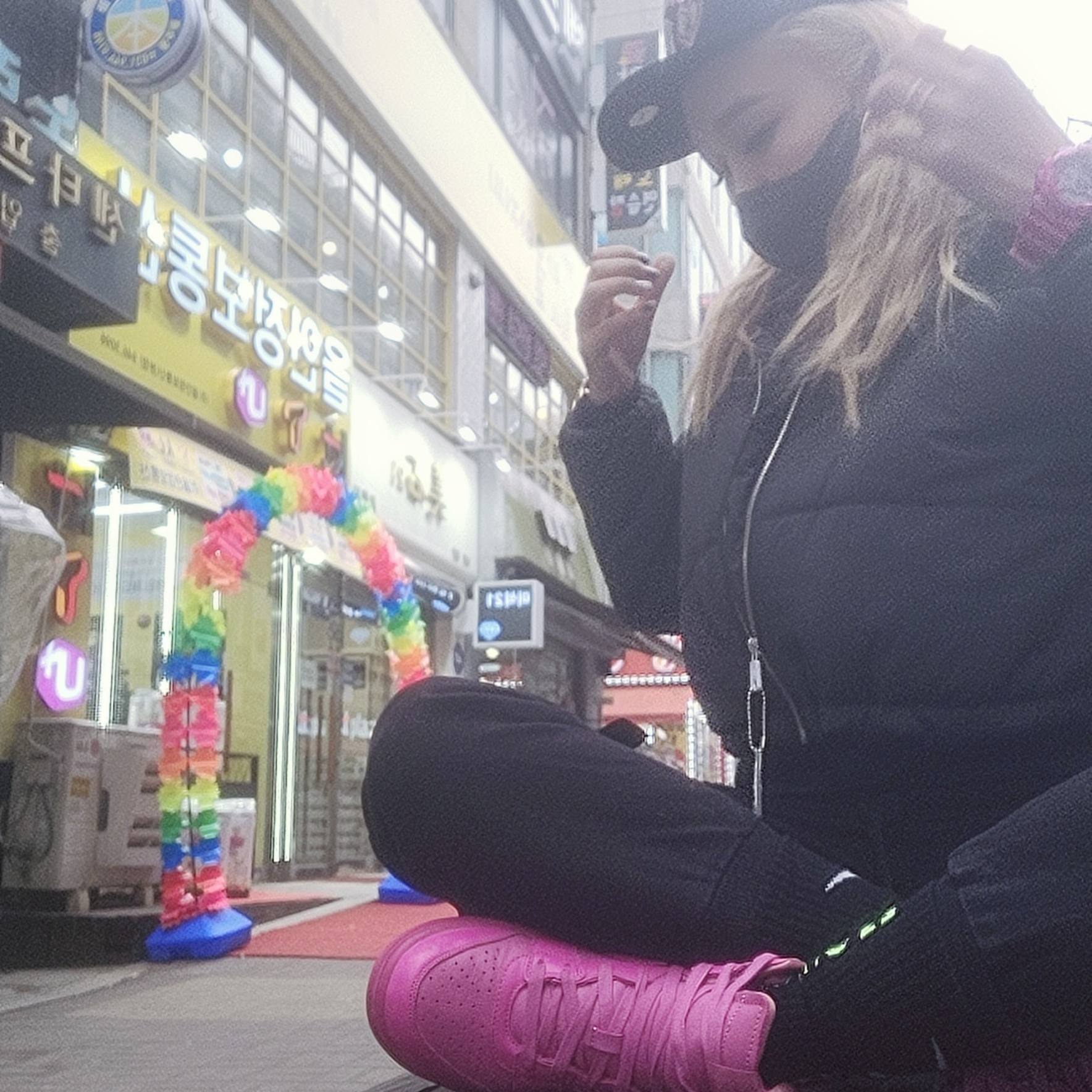 Nike x Ambush Dunk High Cosmic Fuchsia 착용 스타일 - 3