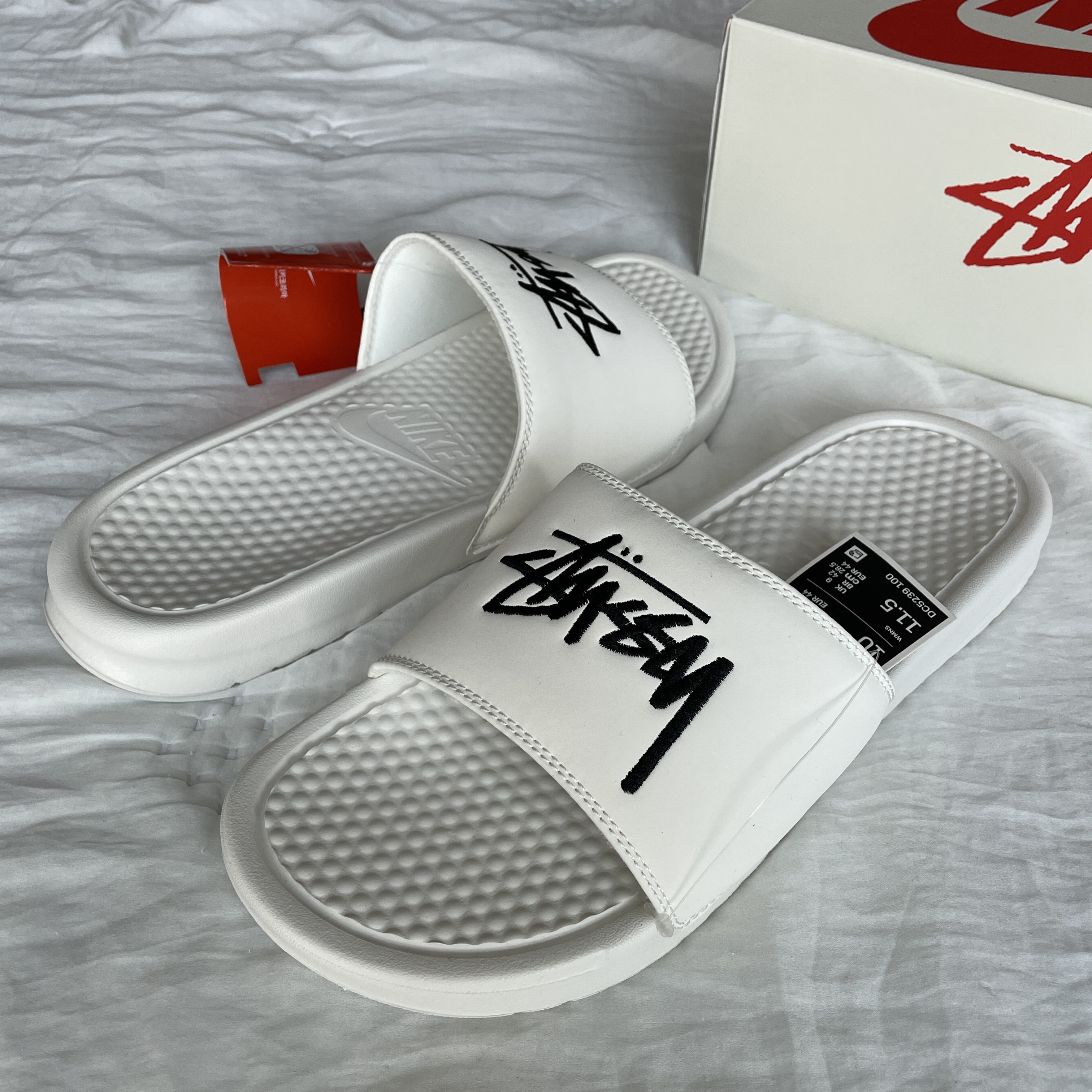 Nike x Stussy Benassi Slide Sail 착용 스타일