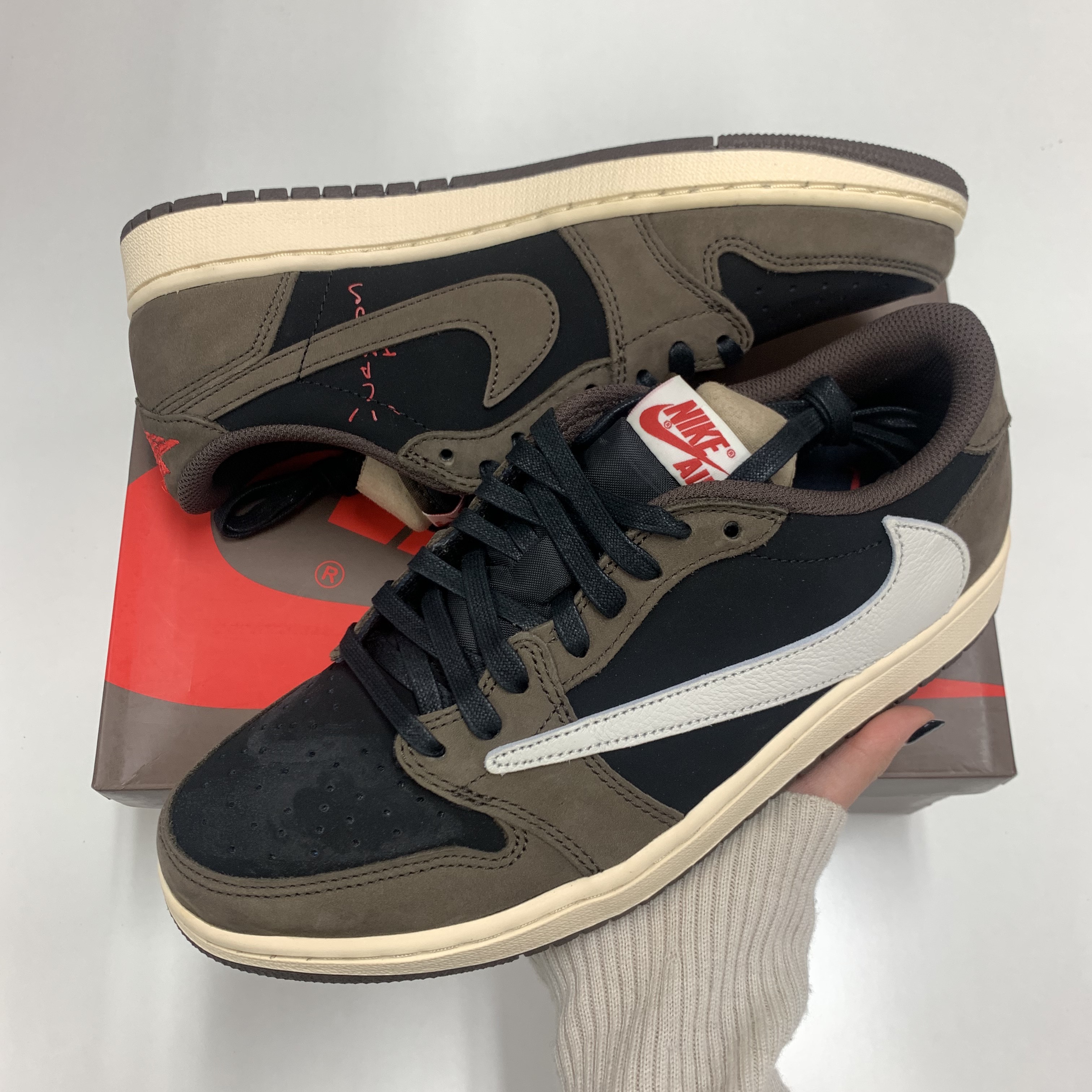 Jordan 1 x Travis Scott Retro Low OG SP Mocha 착용 스타일 - 1