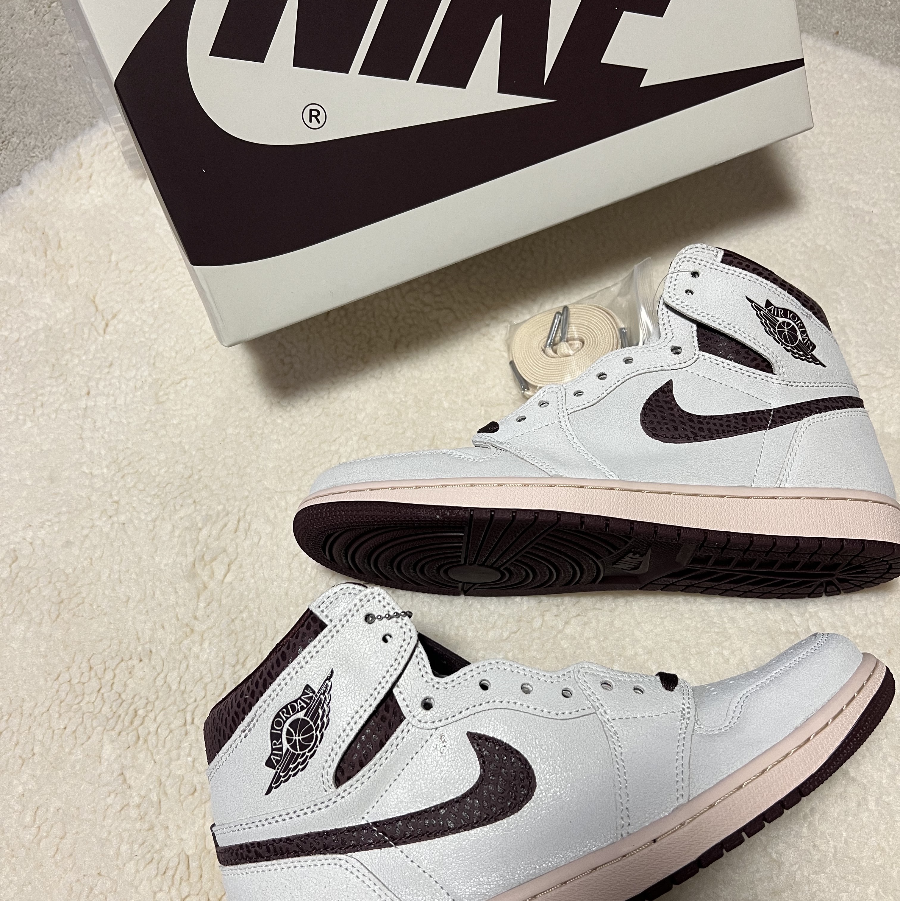 Jordan 1 x A Ma Maniere Retro High OG SP Sail and Burgundy 착용 스타일 - 1
