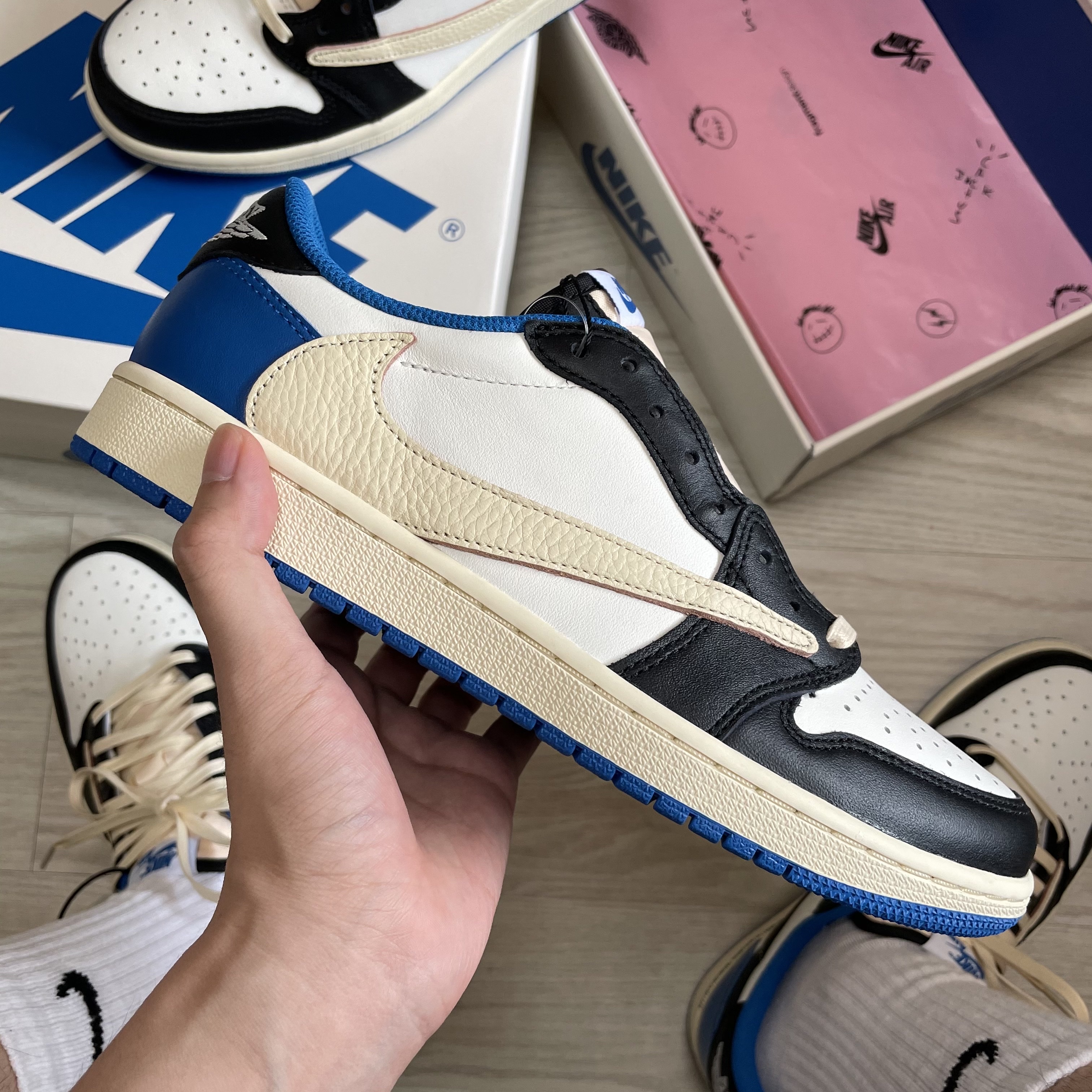 Jordan 1 x Travis Scott x Fragment Retro Low OG SP Military Blue 착용 스타일 - 3