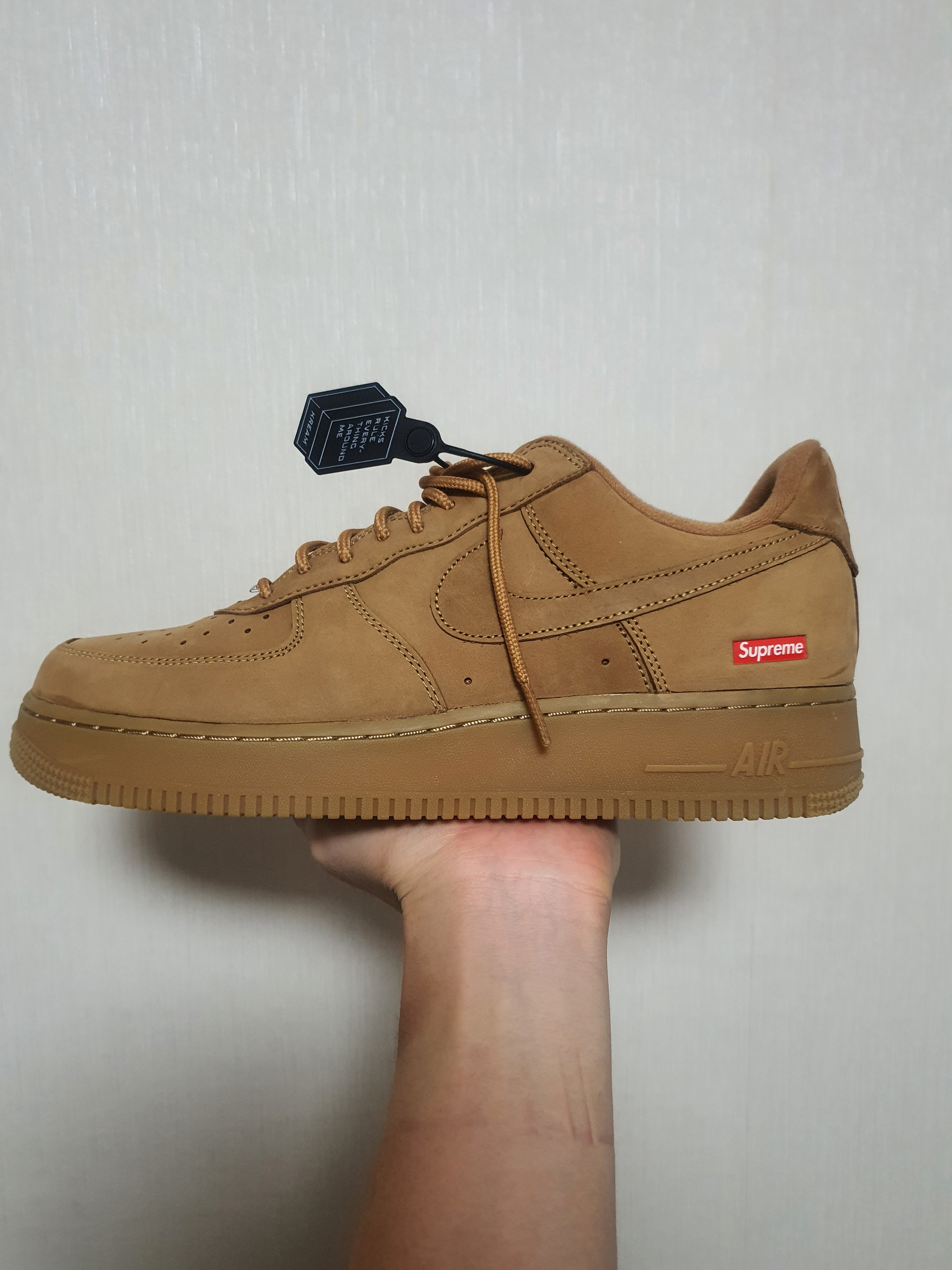 Nike x Supreme Air Force 1 Low Flax 착용 스타일 - 3
