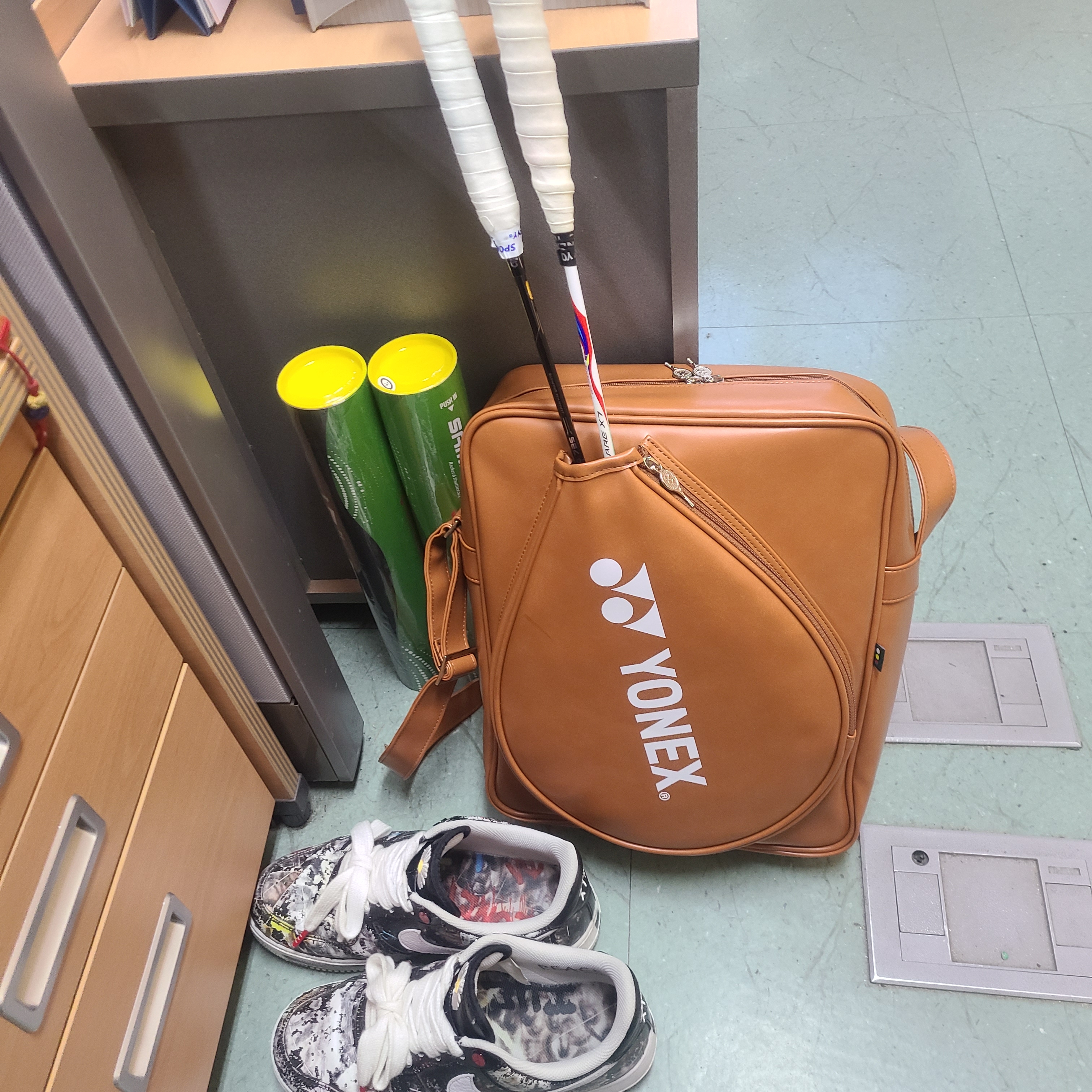 IAB Studio x Yonex Racquet Bag Caramel 착용 스타일 - 1