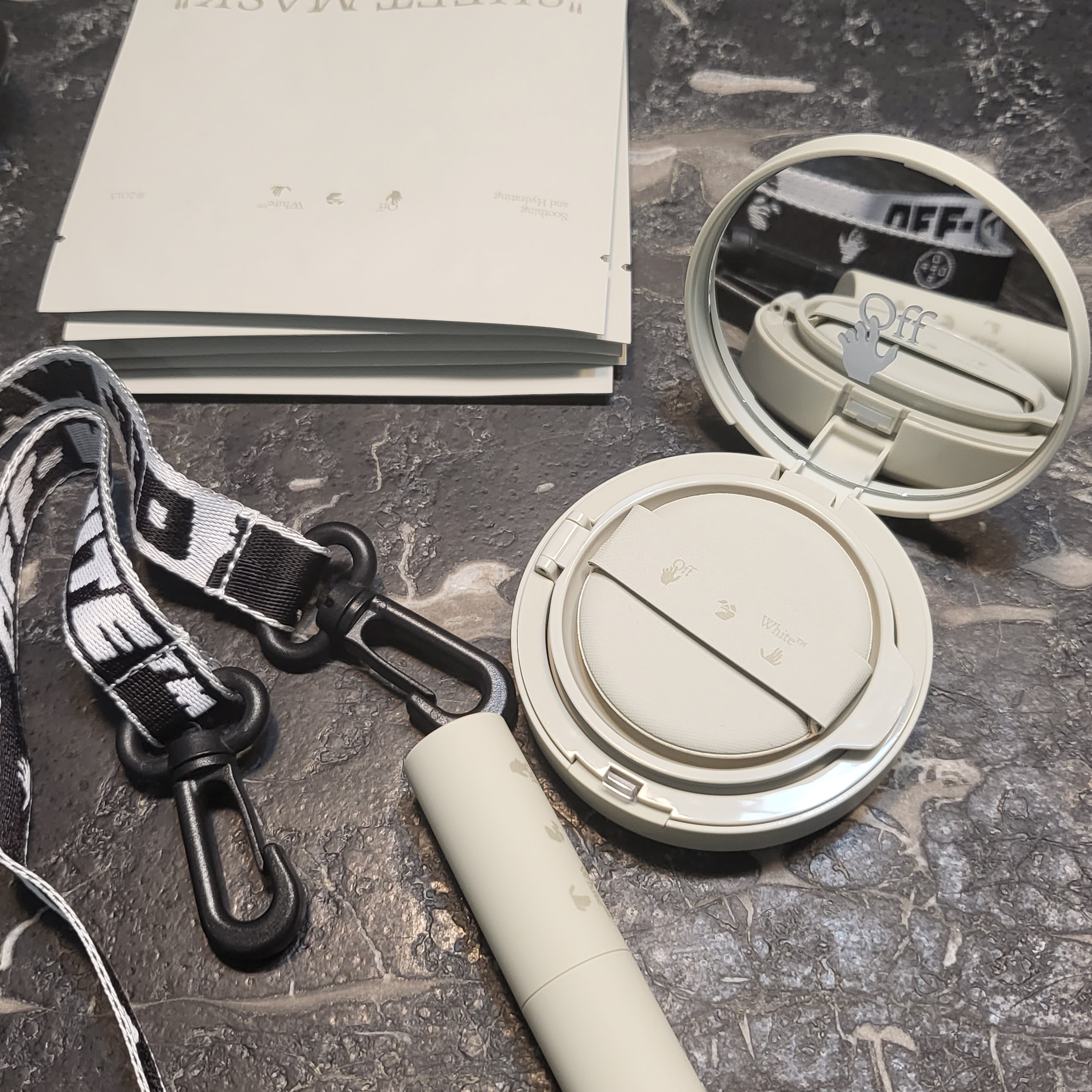 Off-White x Amore Pacific Protection Box (Without Cosmetics) 착용 스타일 - 3