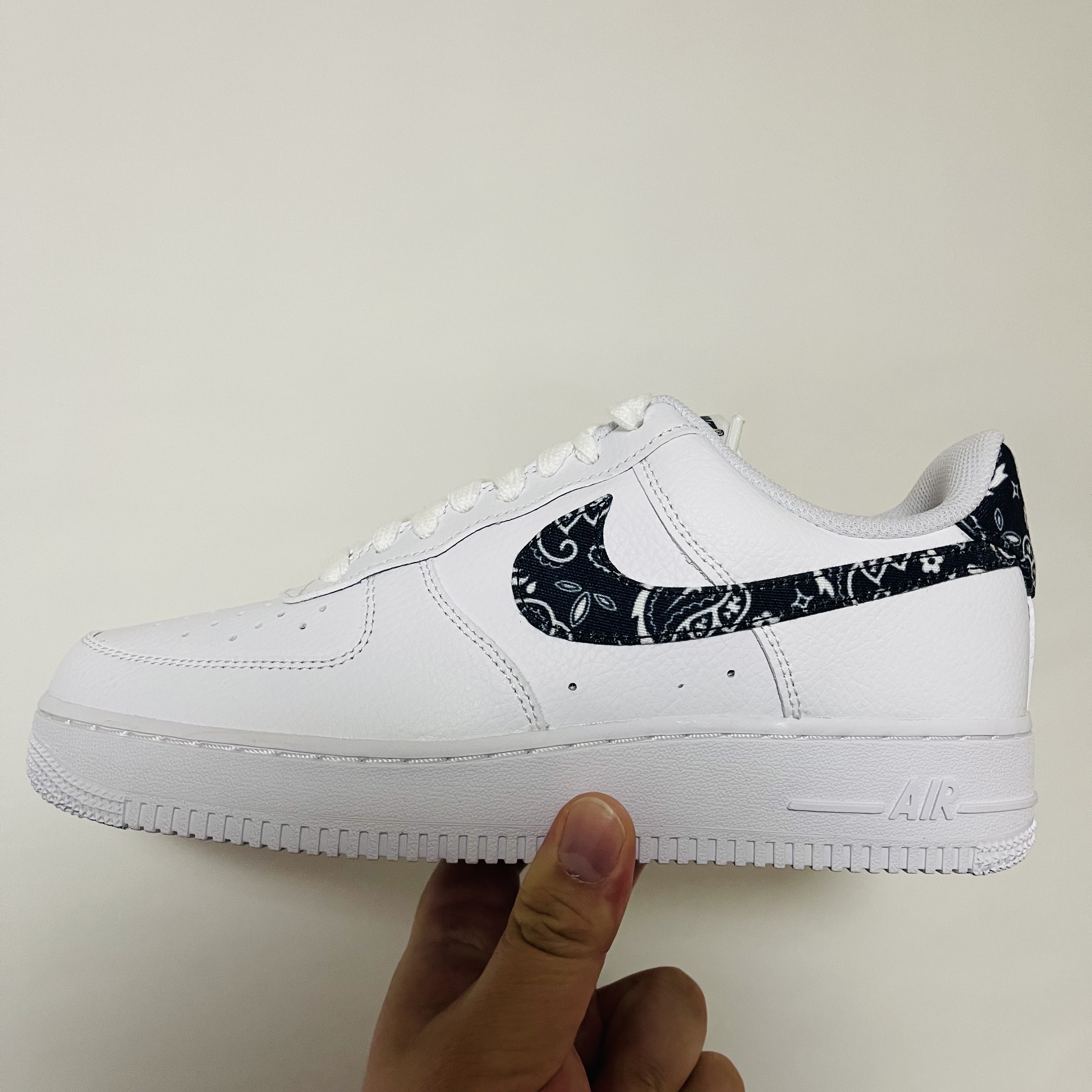 (W) Nike Air Force 1 '07 Essential Paisley Swoosh White Black 착용 스타일