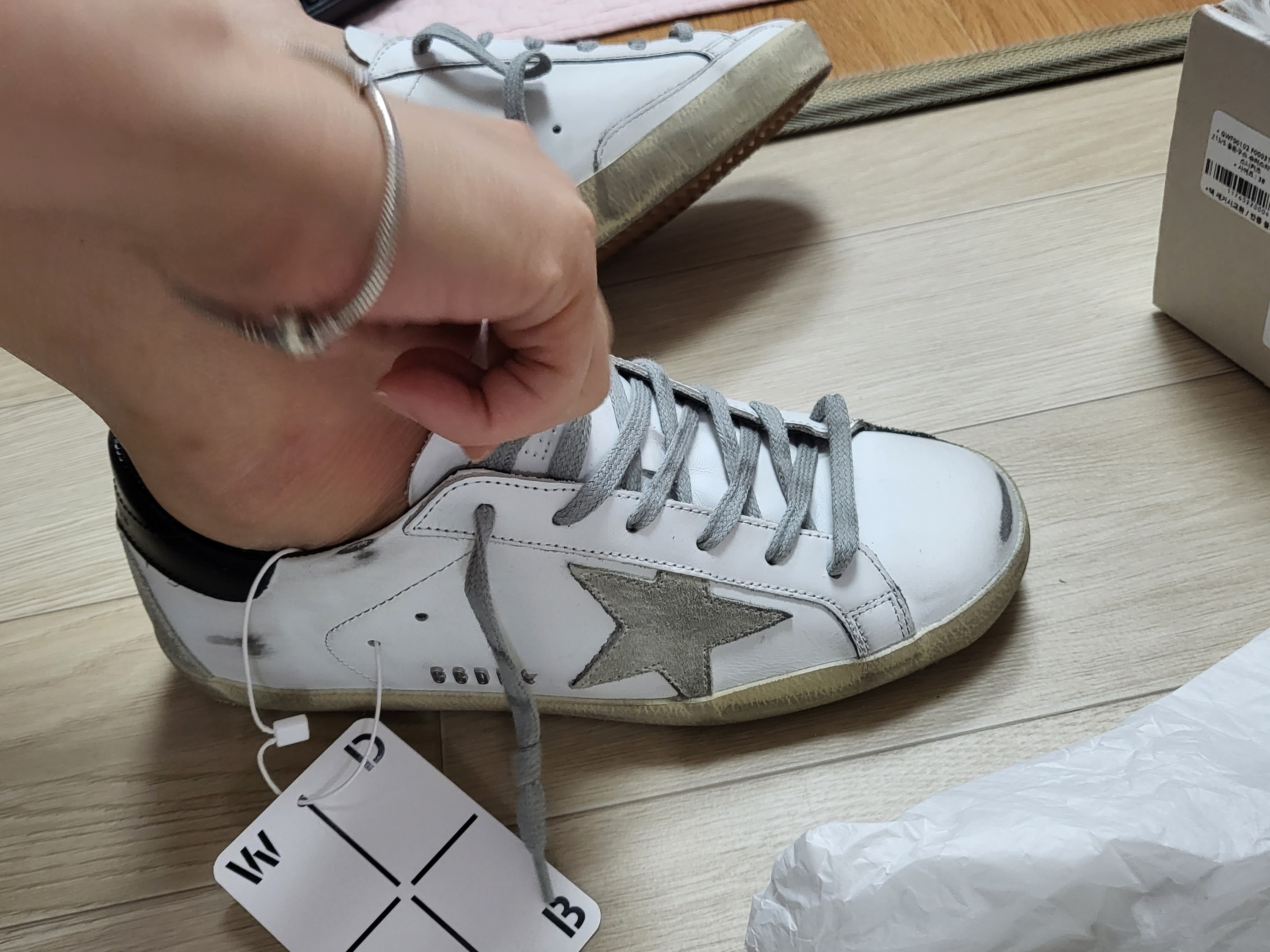 (W) Golden Goose Superstar White Black Heel Tab Sneakers 착용 스타일 - 2