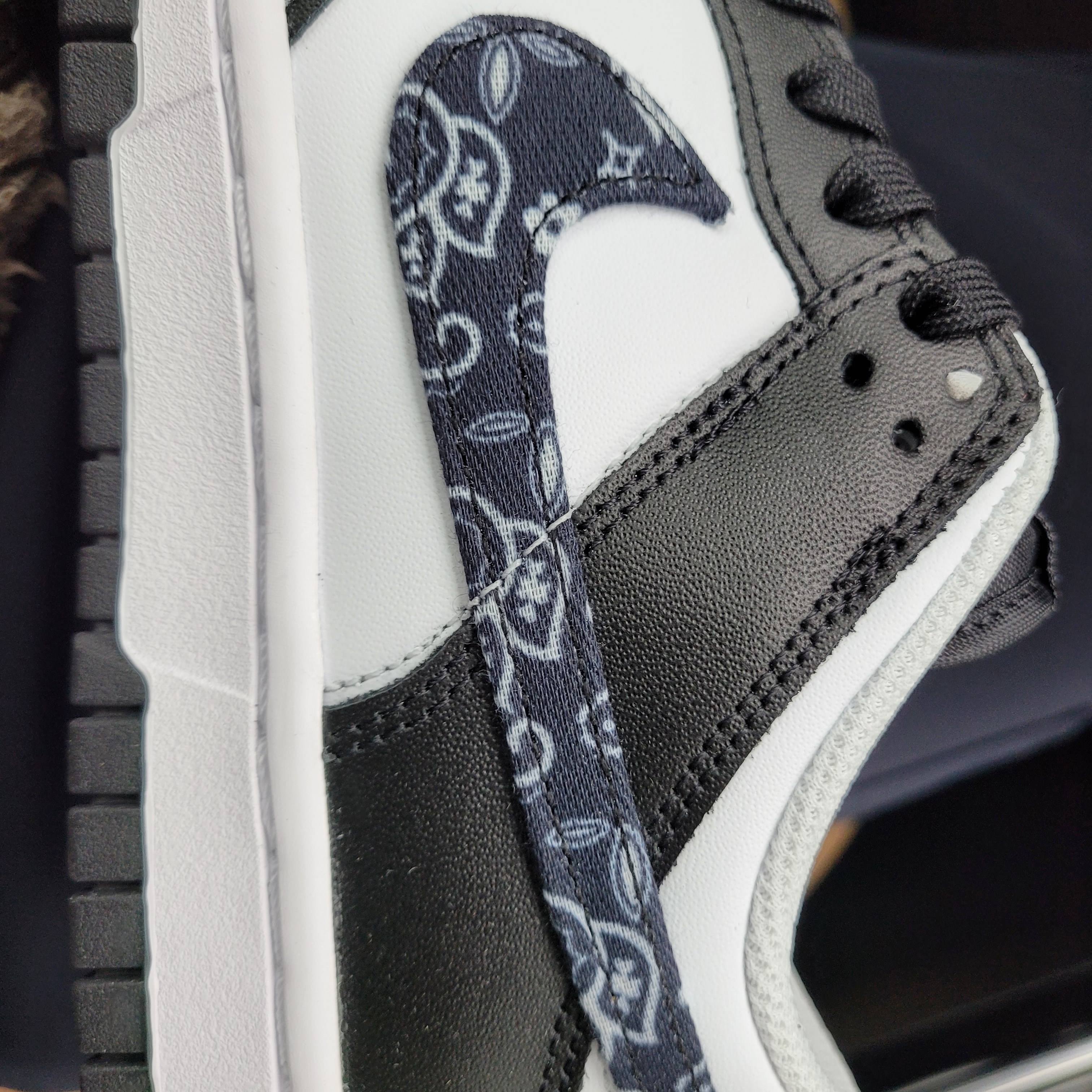 (W) Nike Dunk Low Essential Black Paisley 착용 스타일