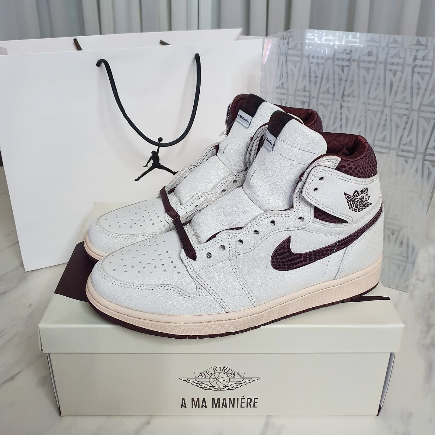 Jordan 1 x A Ma Maniere Retro High OG SP Sail and Burgundy 착용 스타일