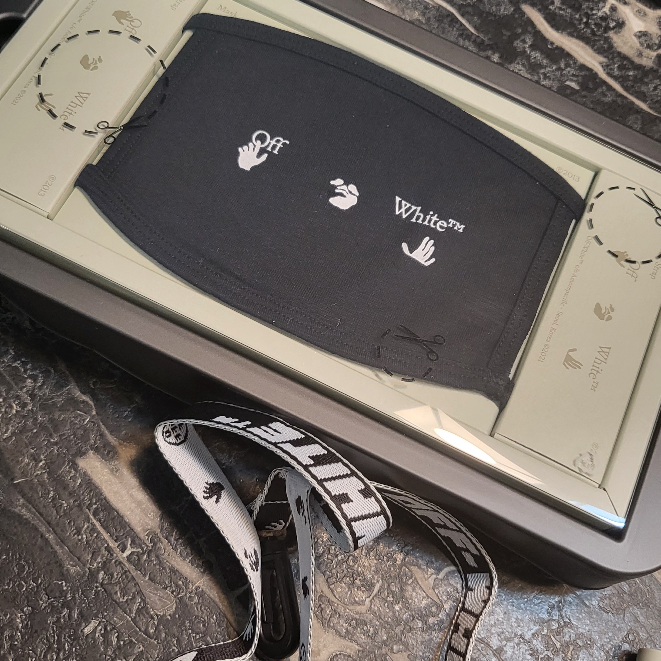 Off-White x Amore Pacific Protection Box (Without Cosmetics) 착용 스타일 - 2