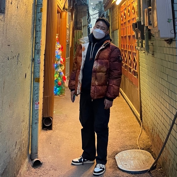 Supreme x Stone Island Painted Camo Crinkle Down Jacket Coral - 20FW, Jordan 1 x Travis Scott x Fragment Retro Low OG SP Military Blue 착용 스타일 - 1