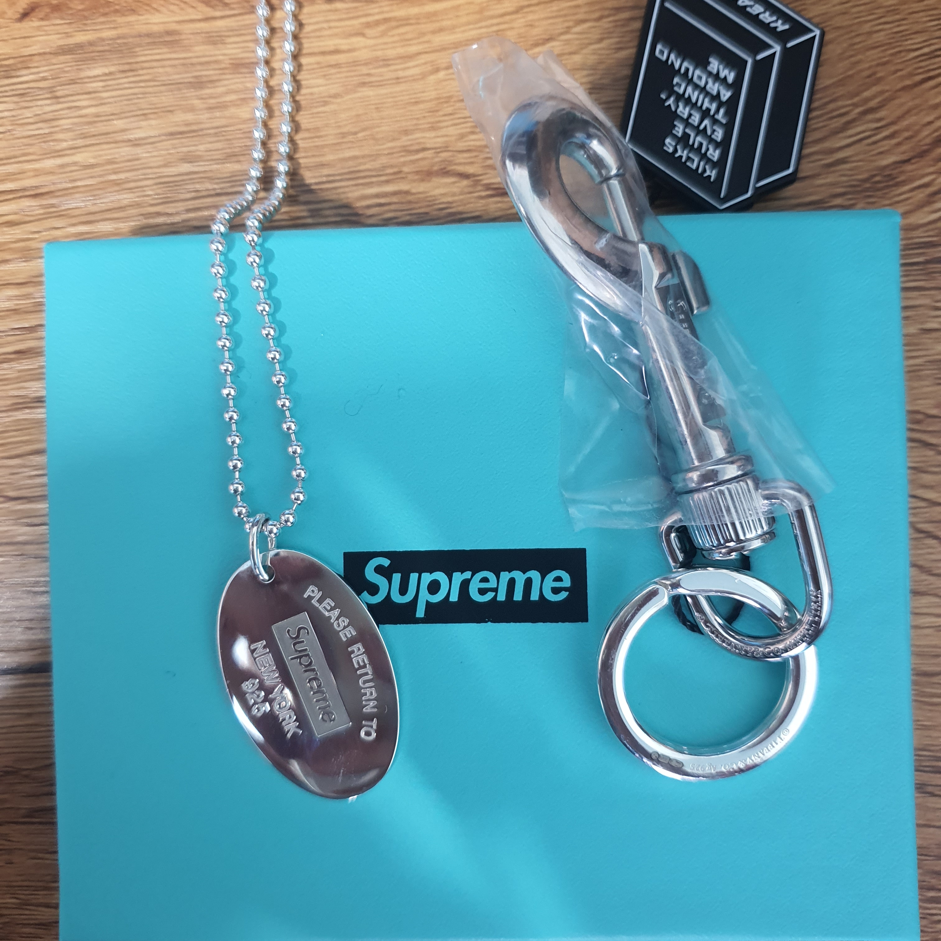 Supreme x Tiffany & Co. Return to Tiffany Oval Tag Keyring Silver - 21FW, Supreme x Tiffany & Co. Return to Tiffany Heart Tag Pendant - 21FW 착용 스타일 - 2